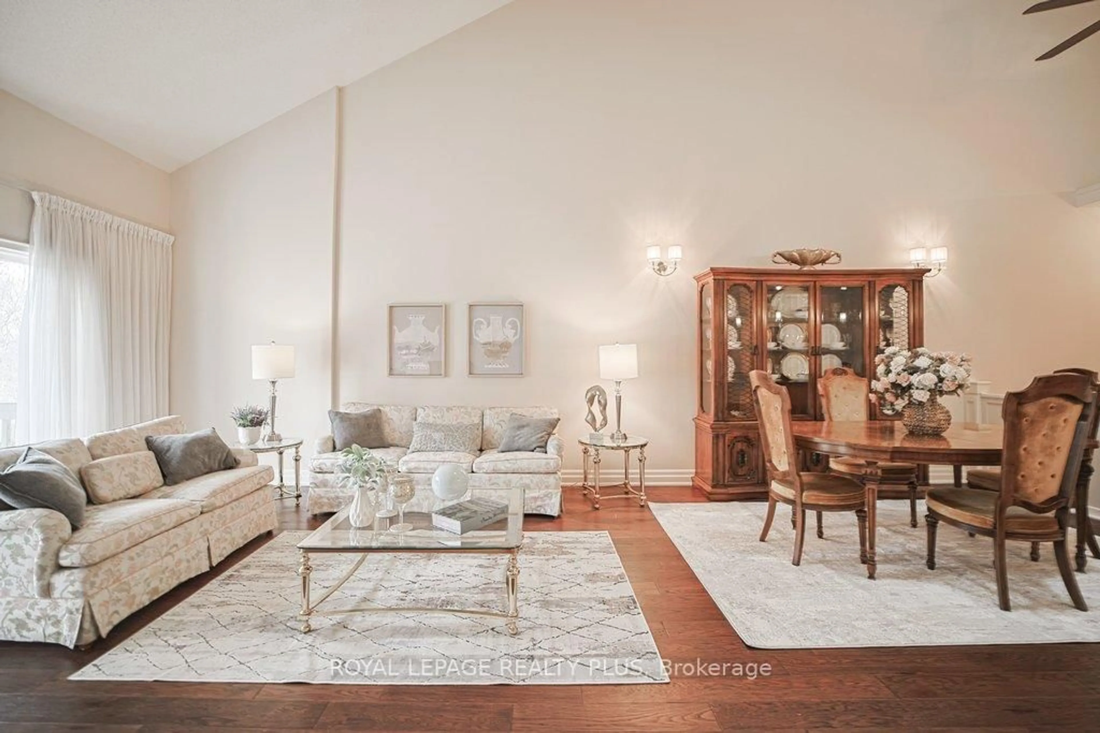 Living room with furniture, unknown for 1010 Cristina Crt #7, Mississauga Ontario L5J 4T7