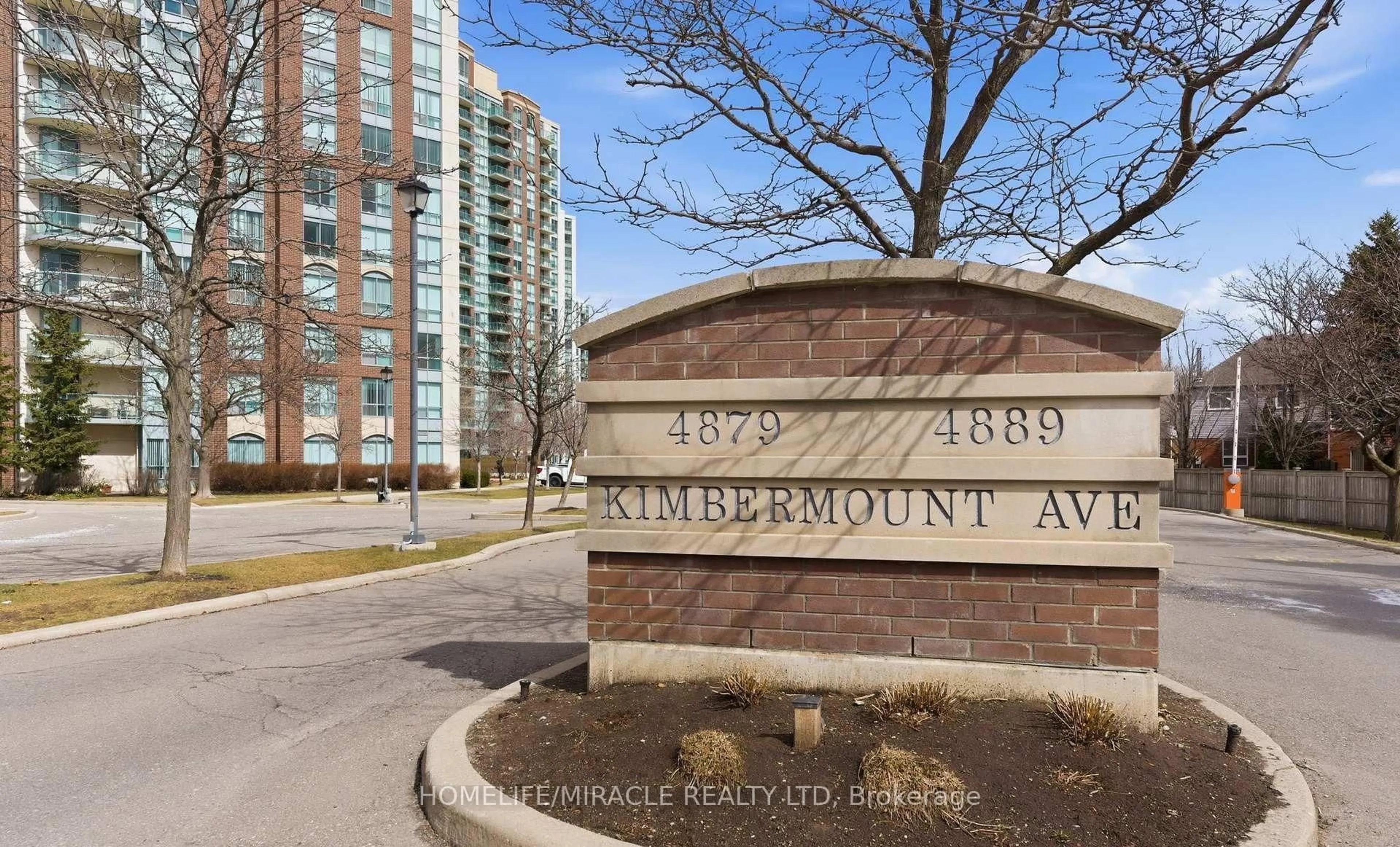 Indoor foyer for 4889 Kimbermount Ave #203, Mississauga Ontario L5M 7R9