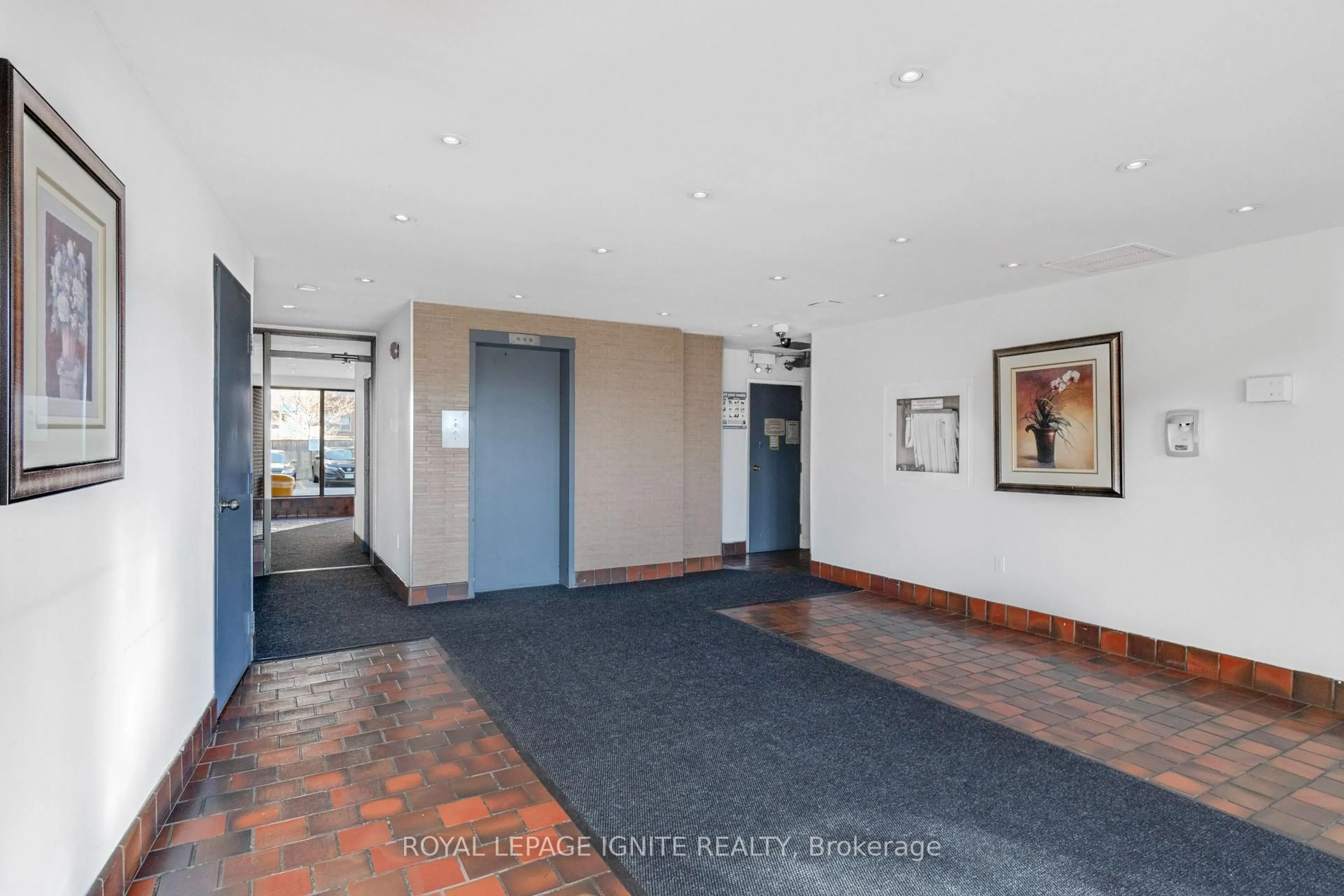 Indoor foyer for 3455 Morning Star Dr #211, Mississauga Ontario L4T 3T9