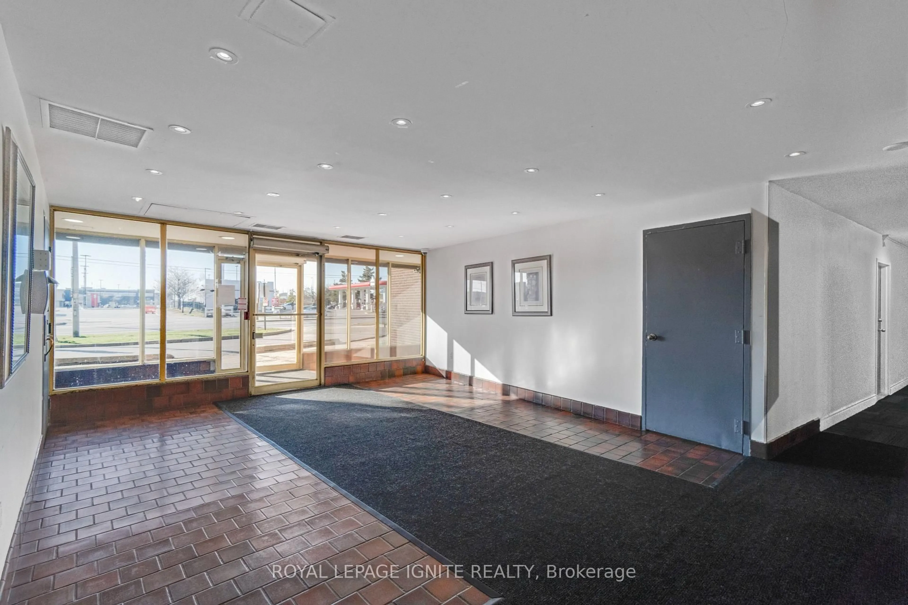 Indoor foyer for 3455 Morning Star Dr #211, Mississauga Ontario L4T 3T9