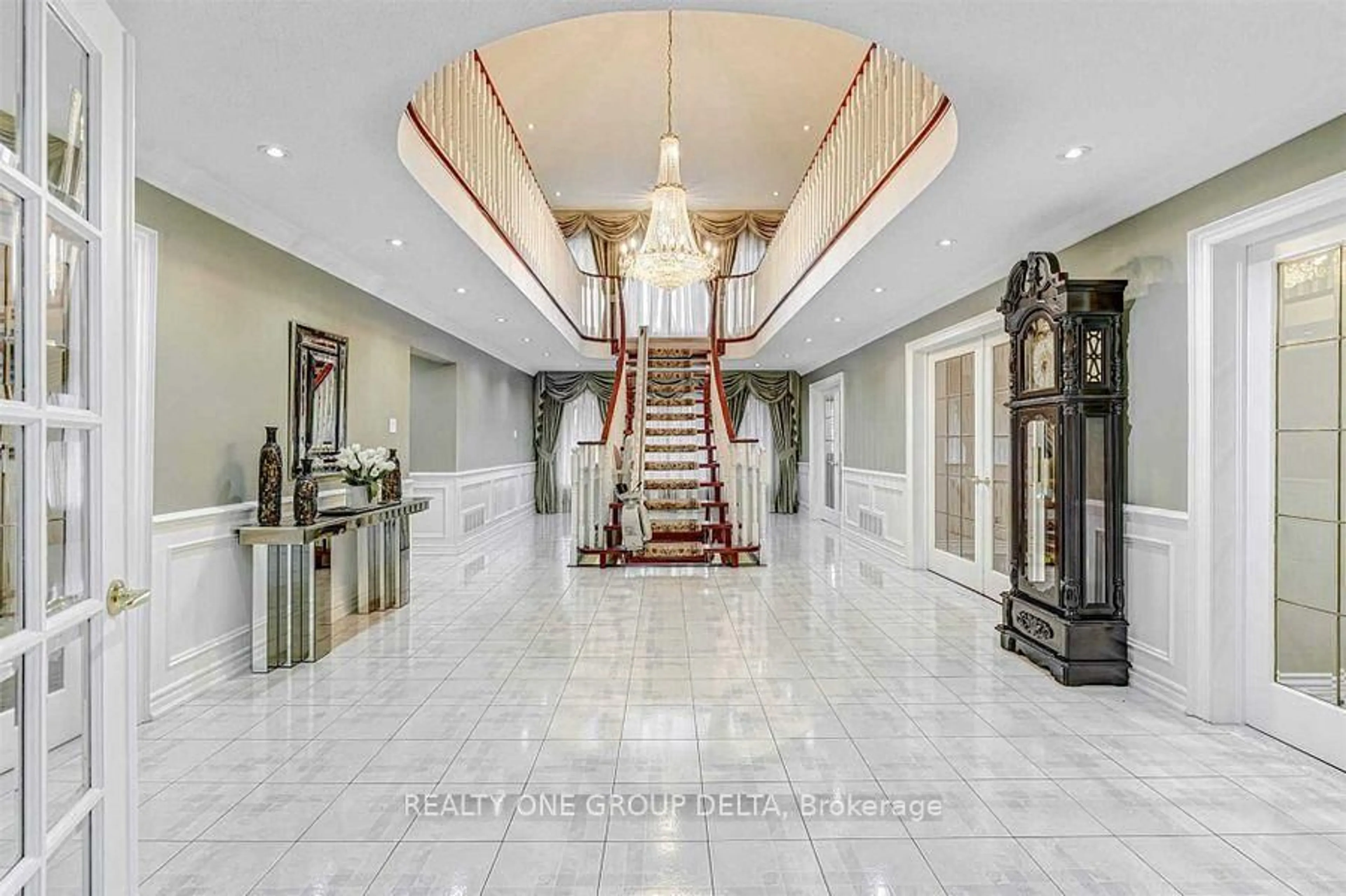 Indoor foyer for 1918 Royal Credit Blvd, Mississauga Ontario L5M 4Y1