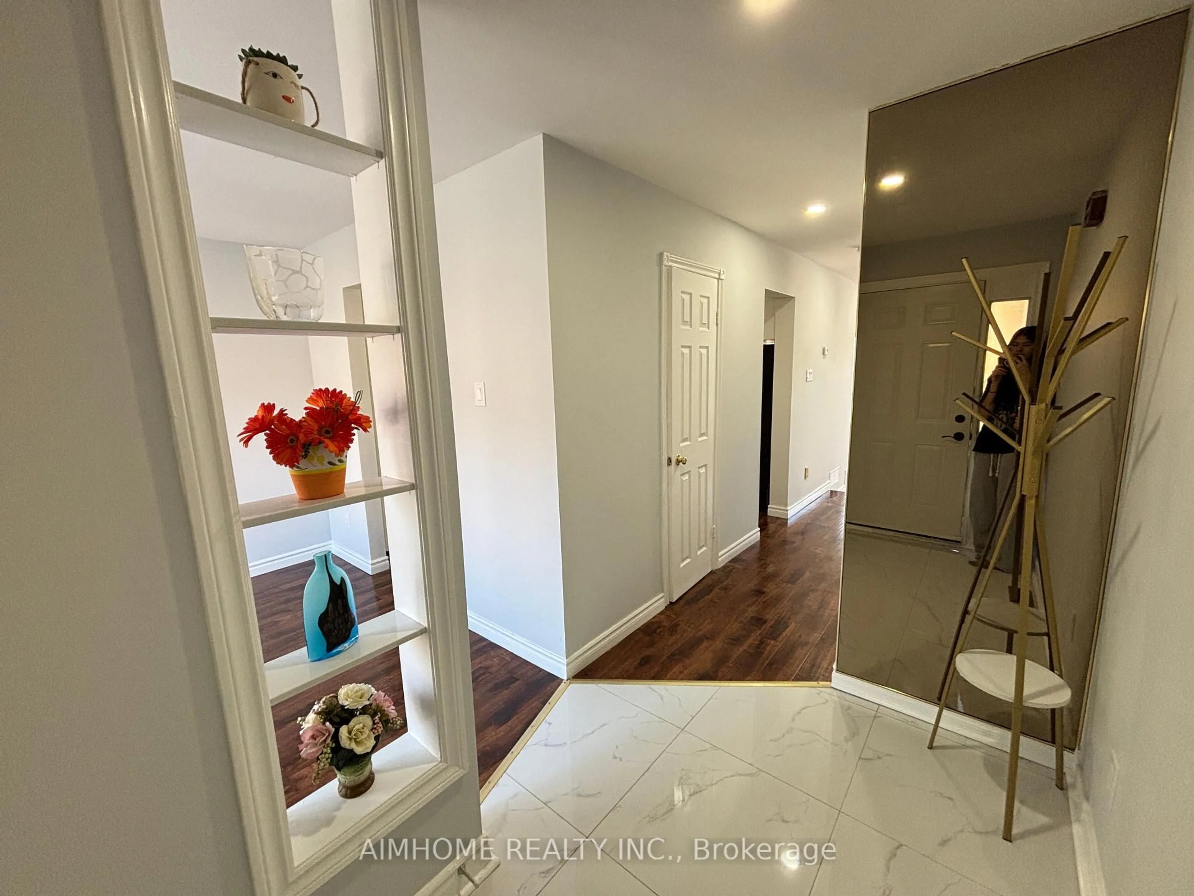 Indoor entryway for 4635 Regents Terr #23, Mississauga Ontario L5R 1X2