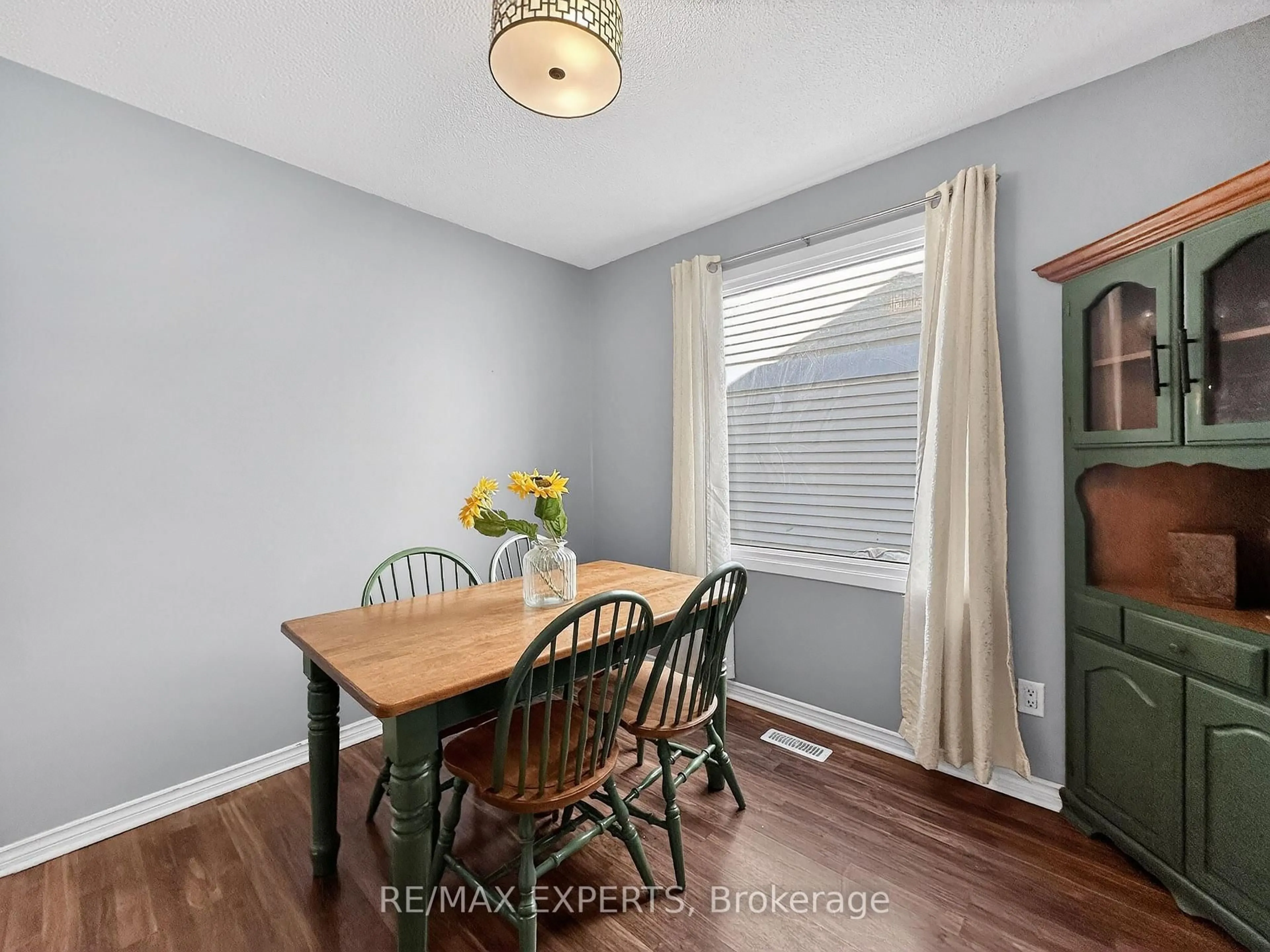 Dining room, wood/laminate floor for 86 Sutter Ave, Brampton Ontario L6Z 1G7