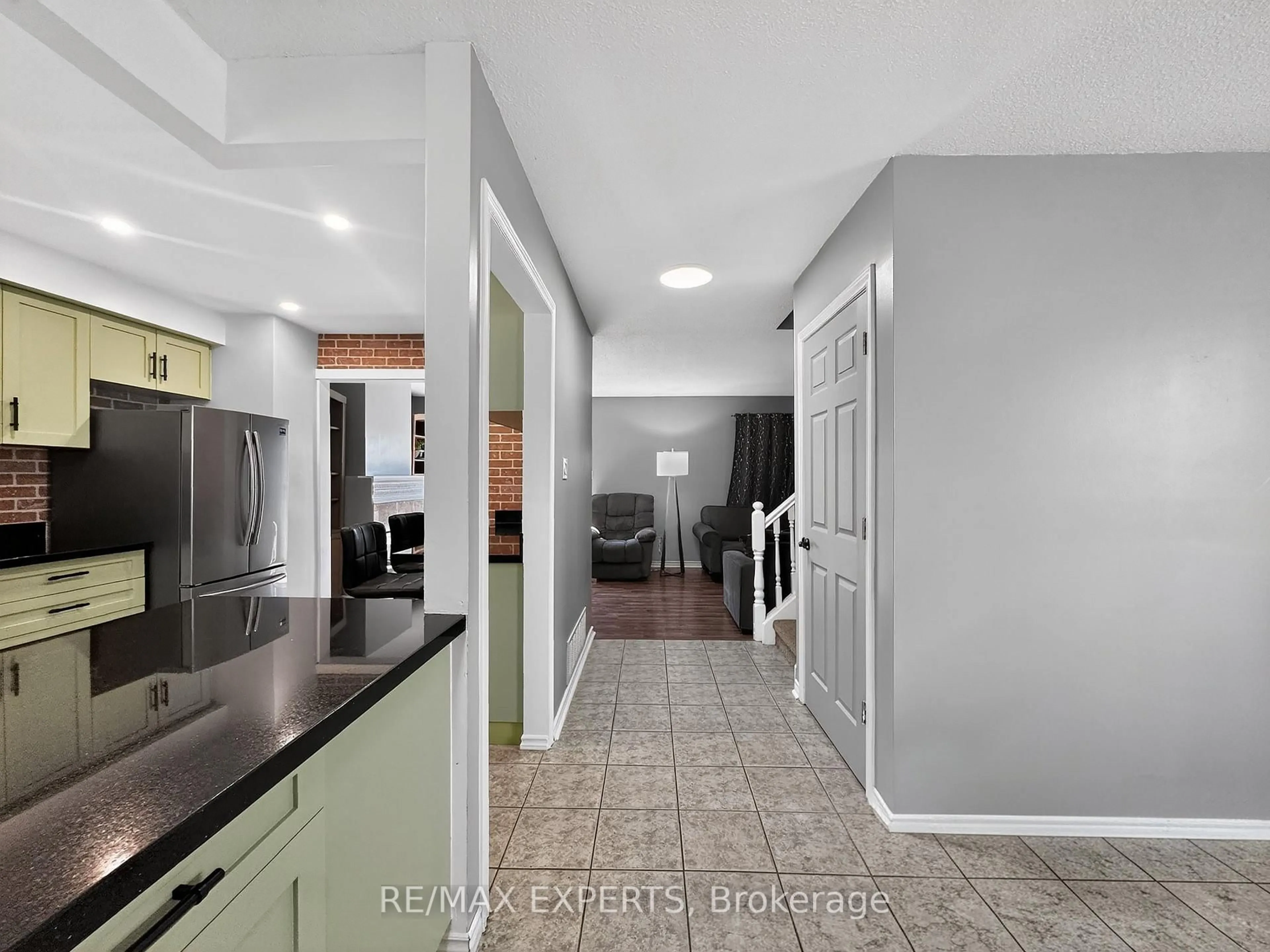 Indoor entryway for 86 Sutter Ave, Brampton Ontario L6Z 1G7