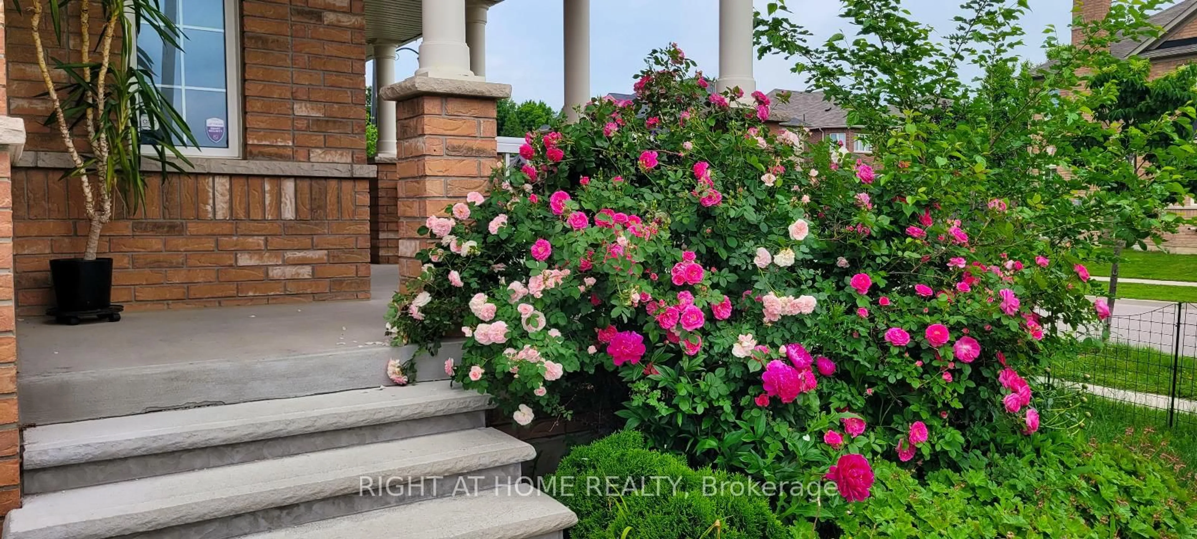 Patio, street for 75 Hartwell Rd, Halton Hills Ontario L7G 0H8