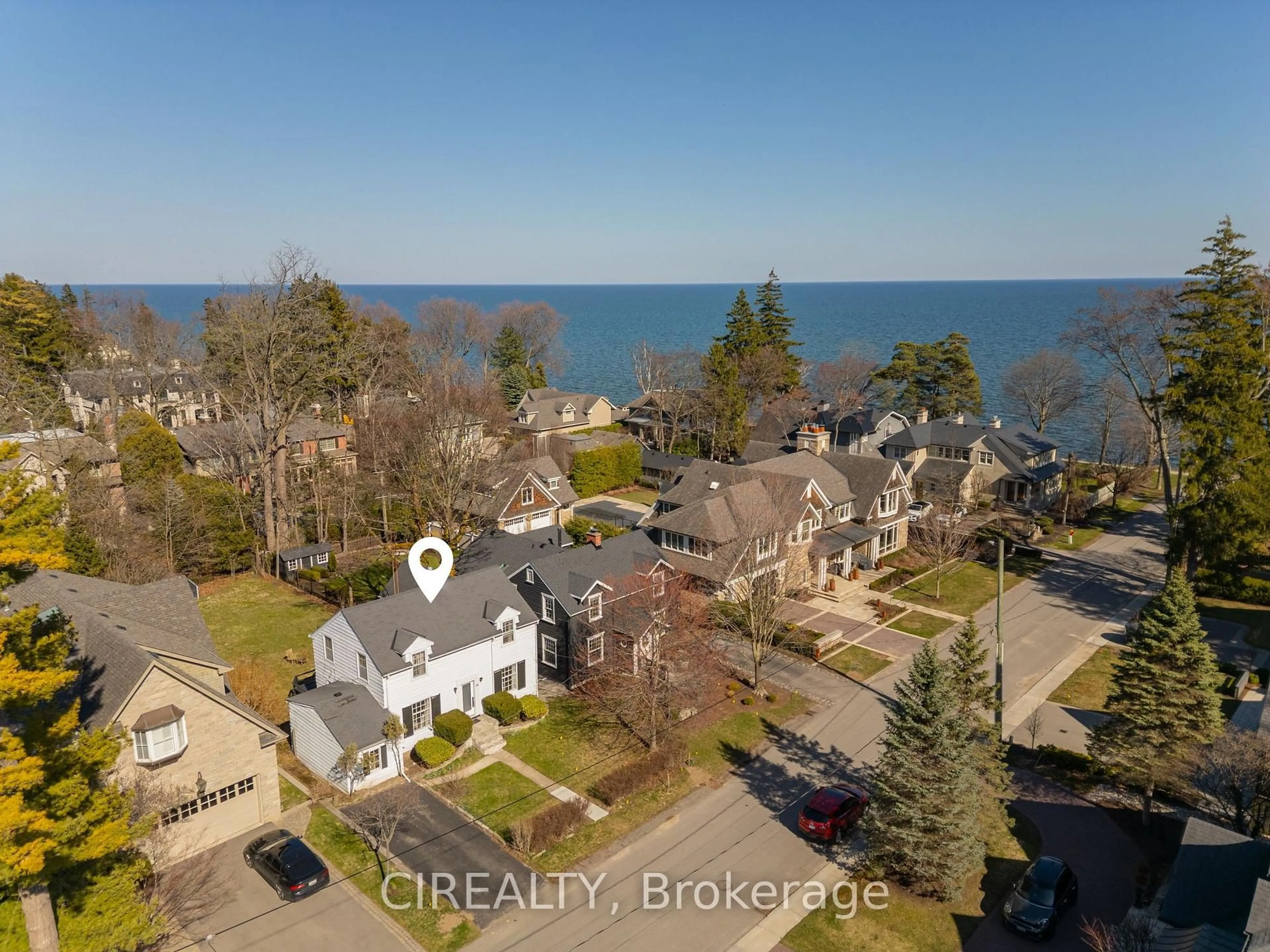 A pic from outside/outdoor area/front of a property/back of a property/a pic from drone, water/lake/river/ocean view for 25 Howard Ave, Oakville Ontario L6J 3Y2