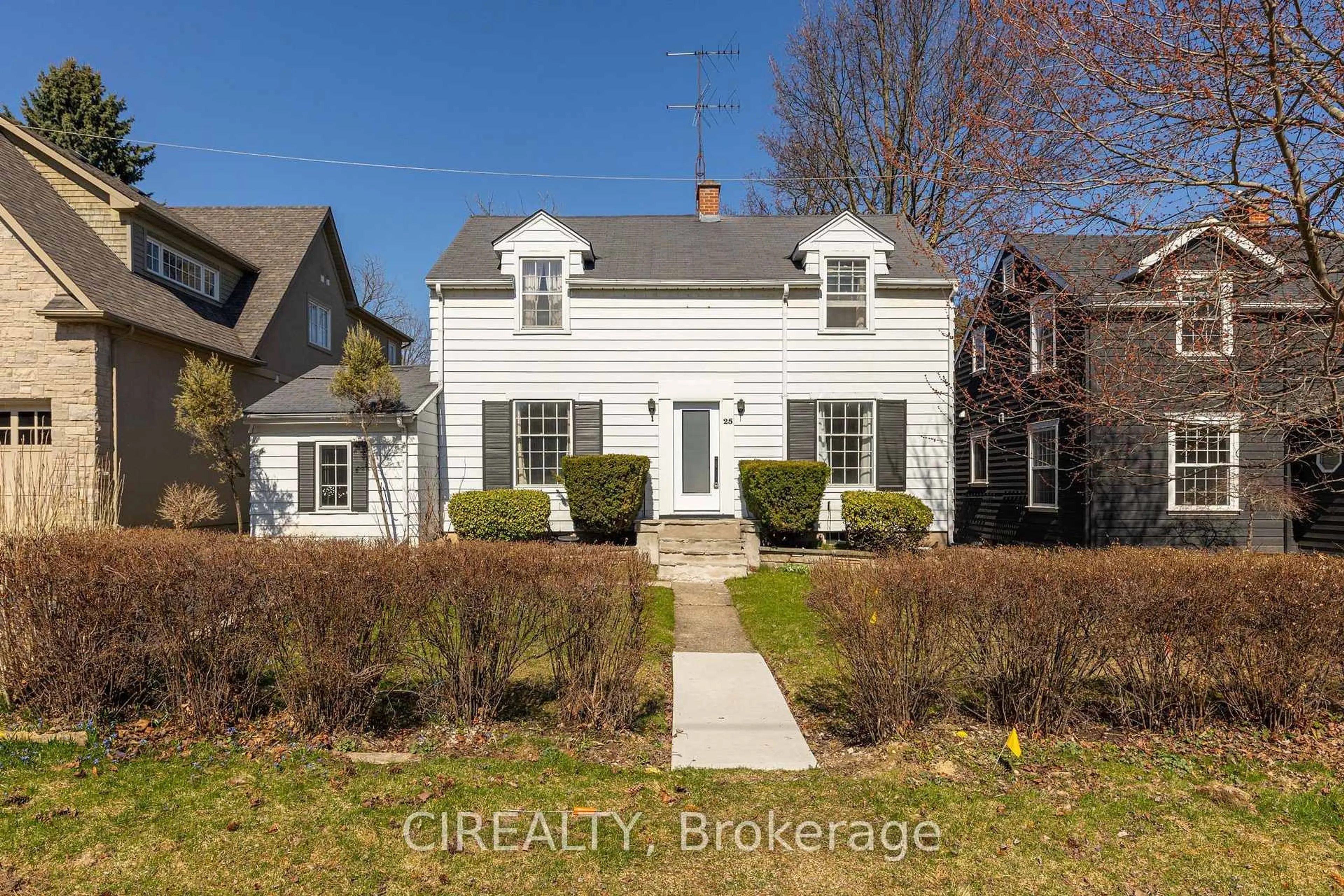 A pic from outside/outdoor area/front of a property/back of a property/a pic from drone, street for 25 Howard Ave, Oakville Ontario L6J 3Y2