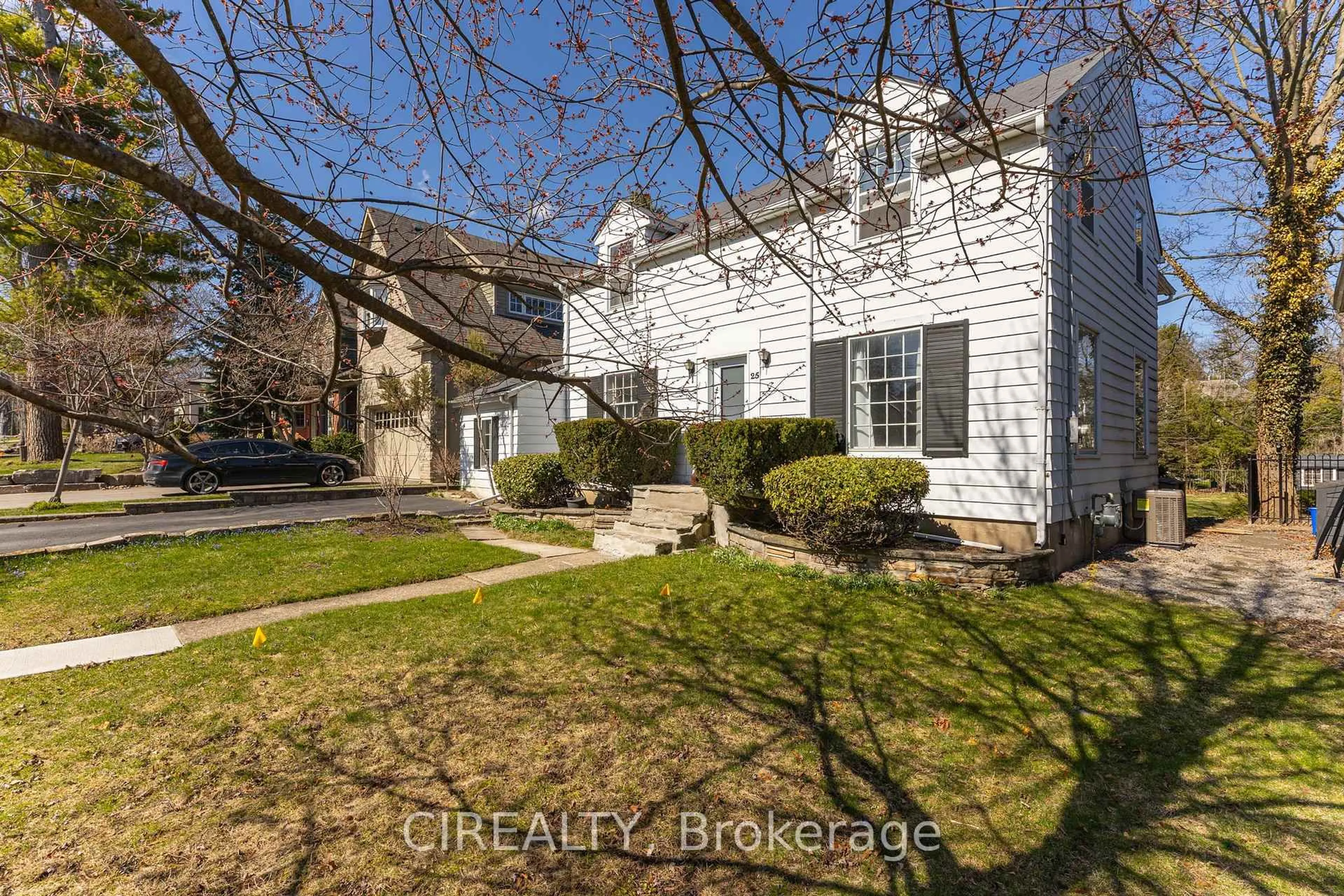 A pic from outside/outdoor area/front of a property/back of a property/a pic from drone, street for 25 Howard Ave, Oakville Ontario L6J 3Y2