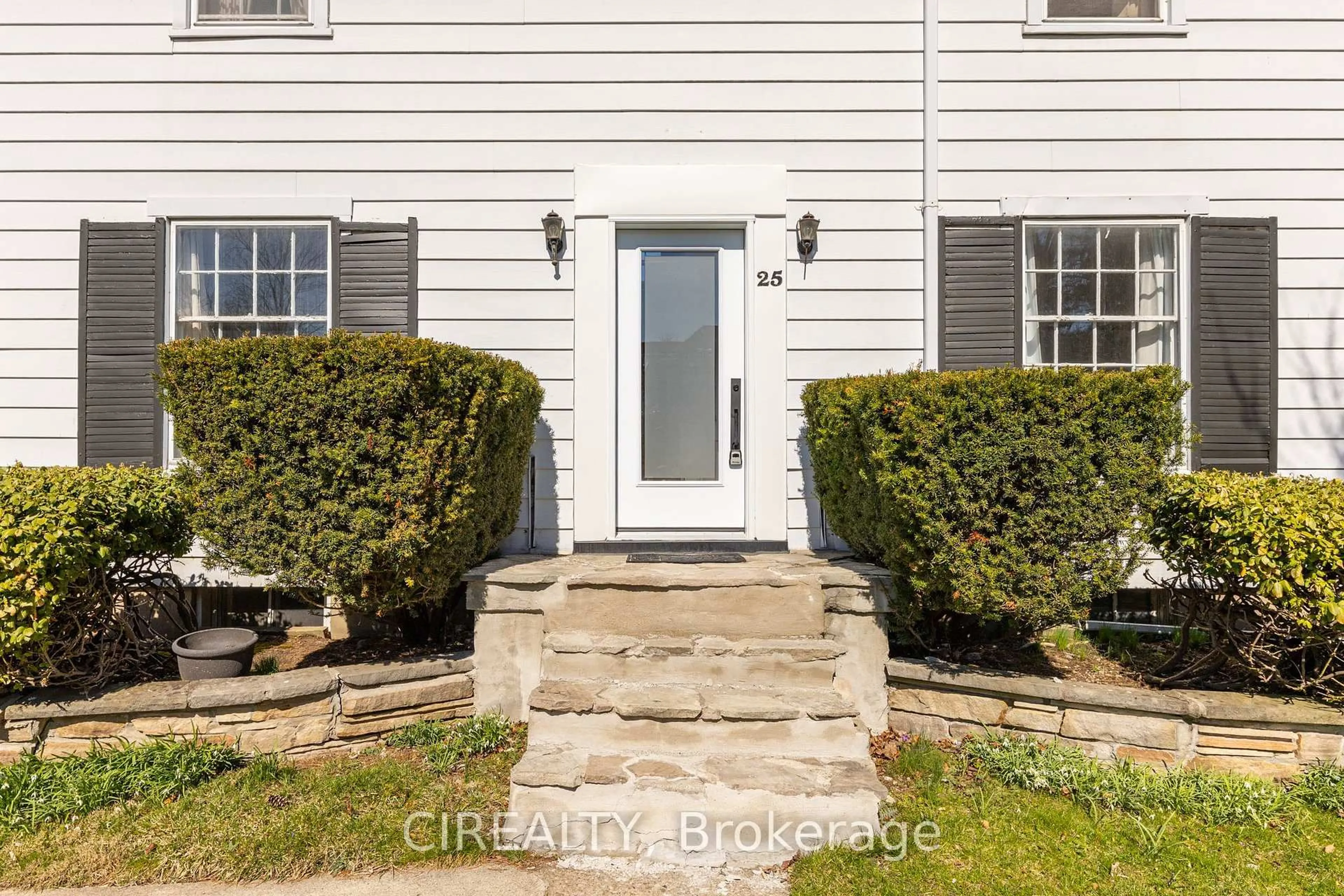 Indoor entryway for 25 Howard Ave, Oakville Ontario L6J 3Y2
