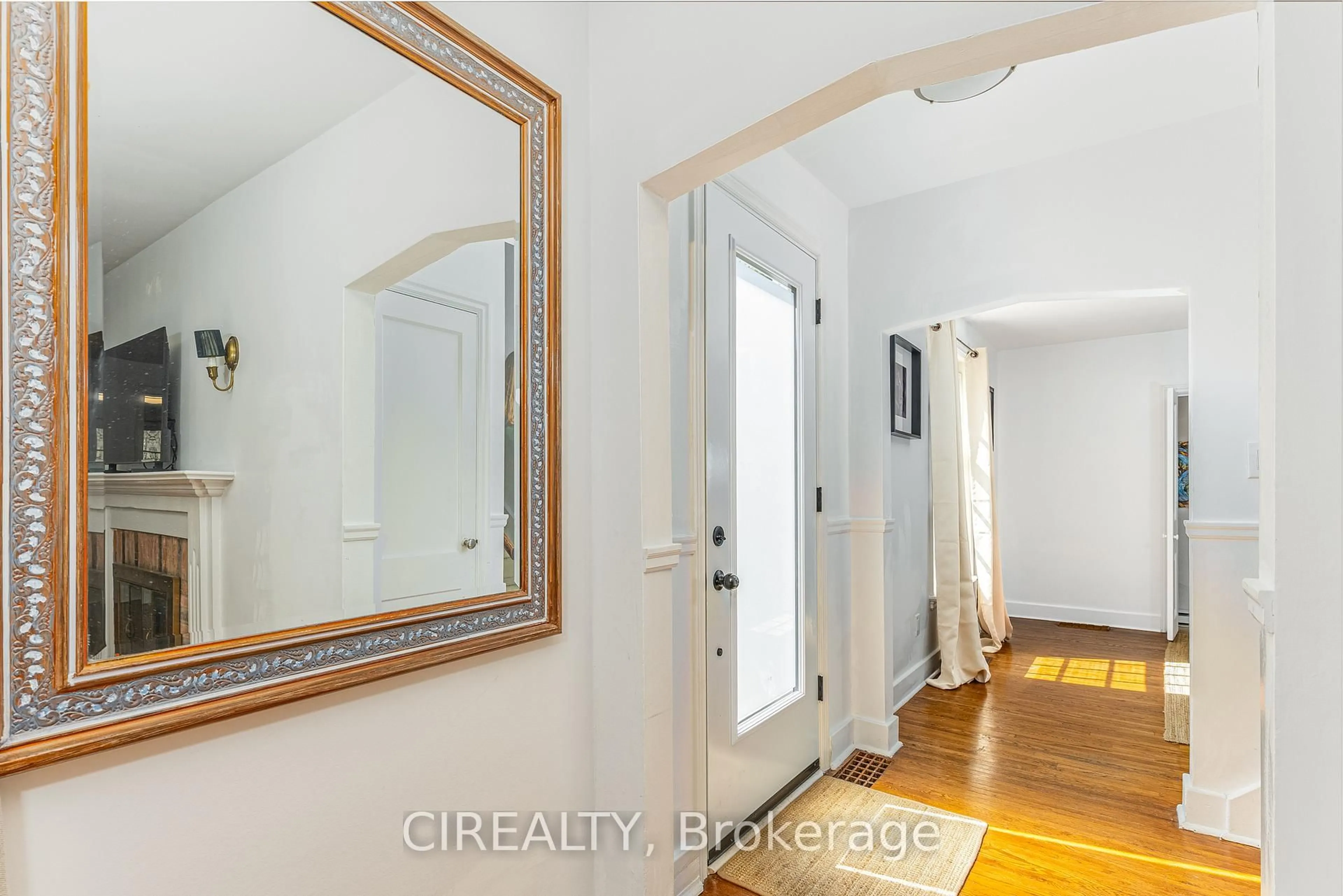 Indoor entryway for 25 Howard Ave, Oakville Ontario L6J 3Y2