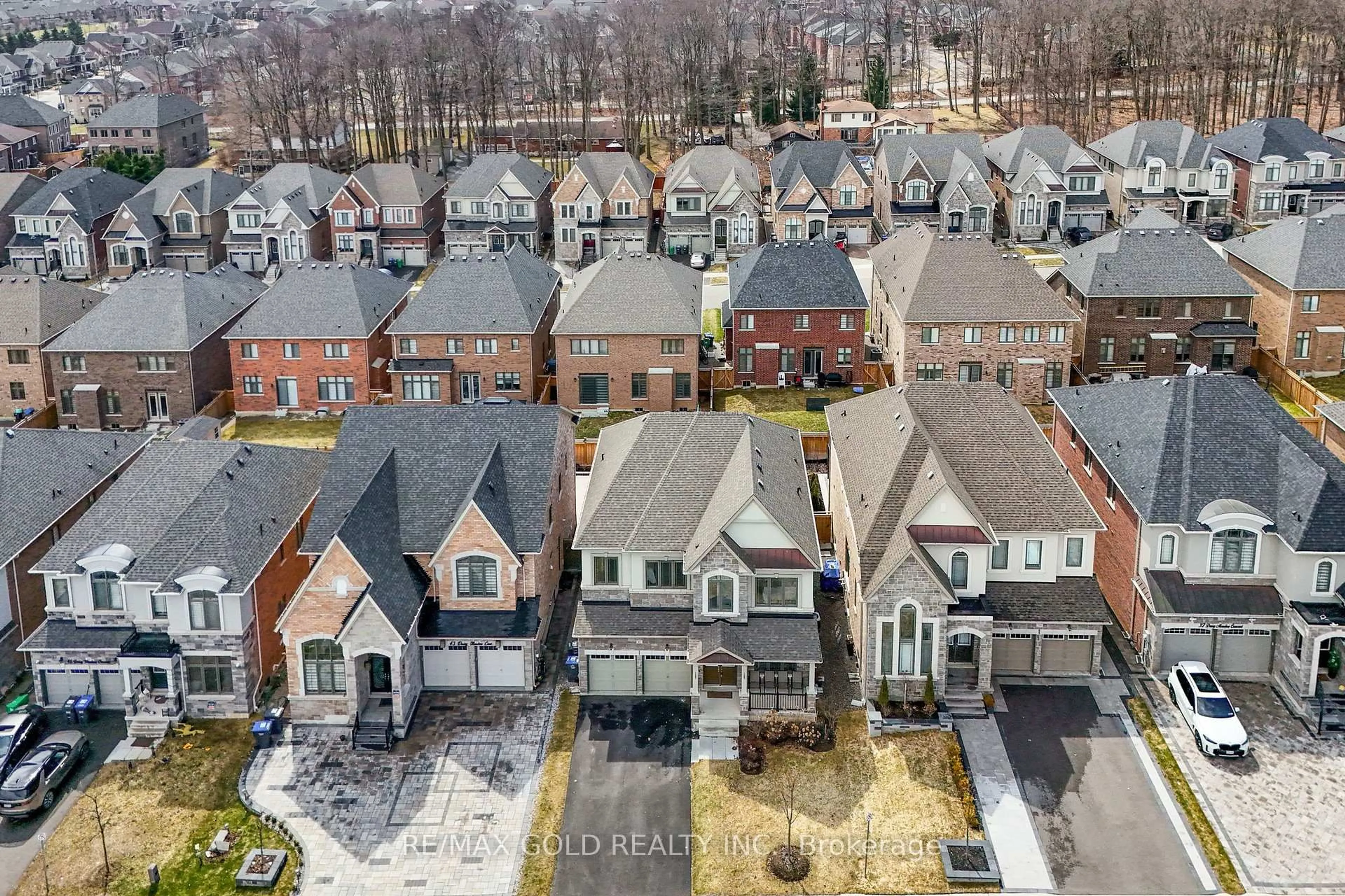 A pic from outside/outdoor area/front of a property/back of a property/a pic from drone, street for 41 Daisy Meadow Cres, Caledon Ontario L7C 4G3