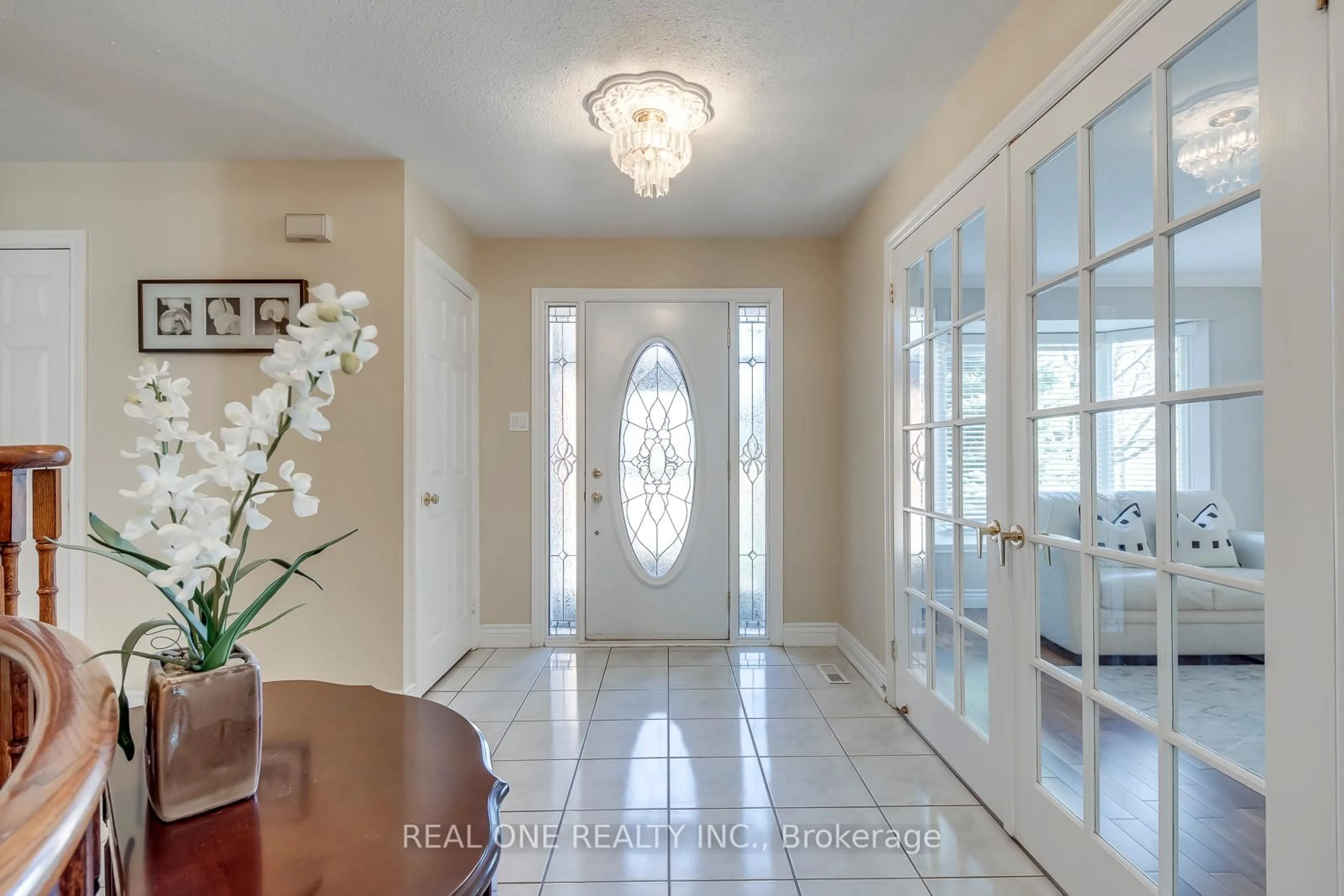 Indoor entryway for 1201 Creekside Dr, Oakville Ontario L6H 4Y8