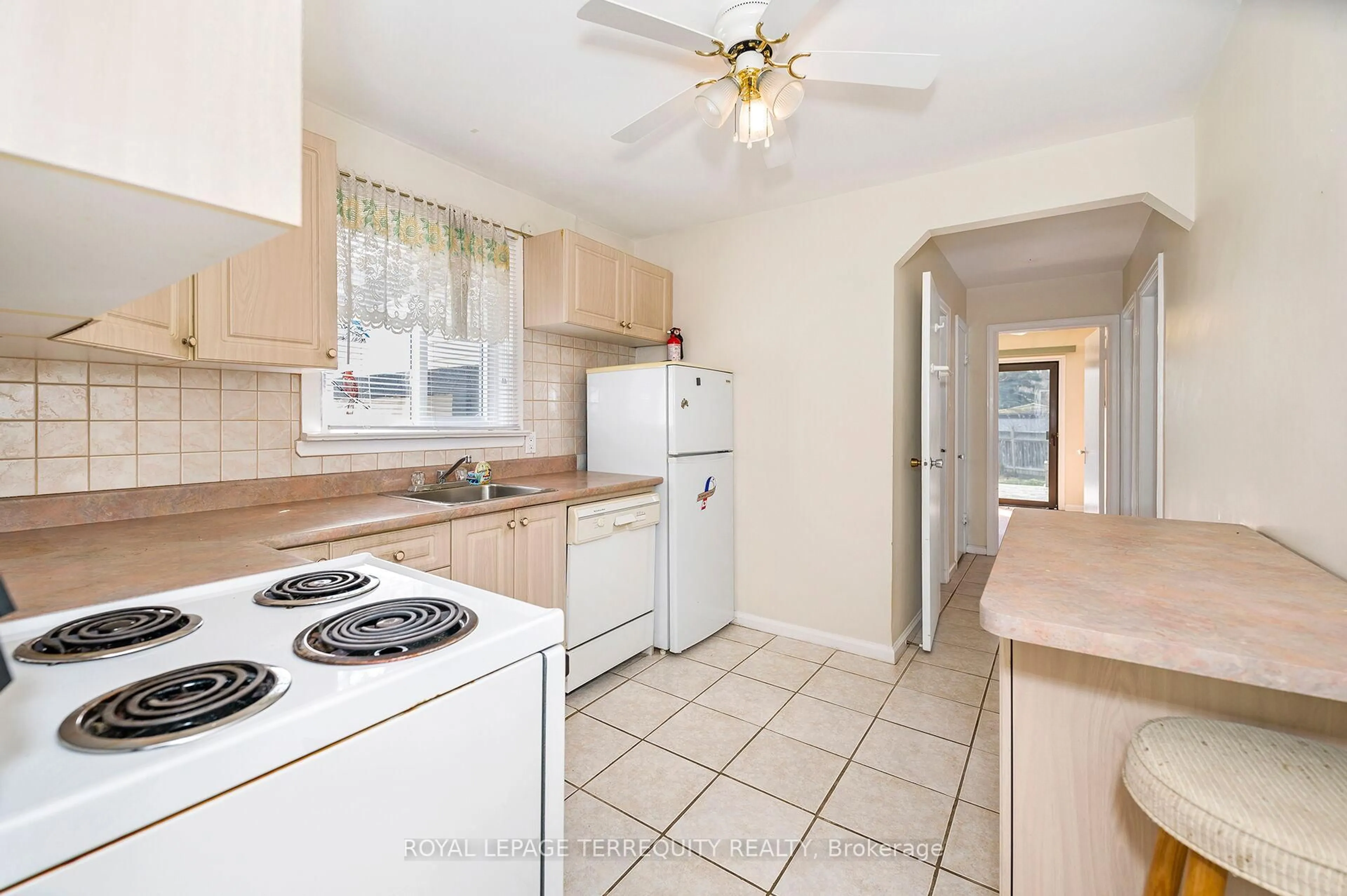 Standard kitchen, ceramic/tile floor for 68 Parkchester Rd, Toronto Ontario M6M 2S3