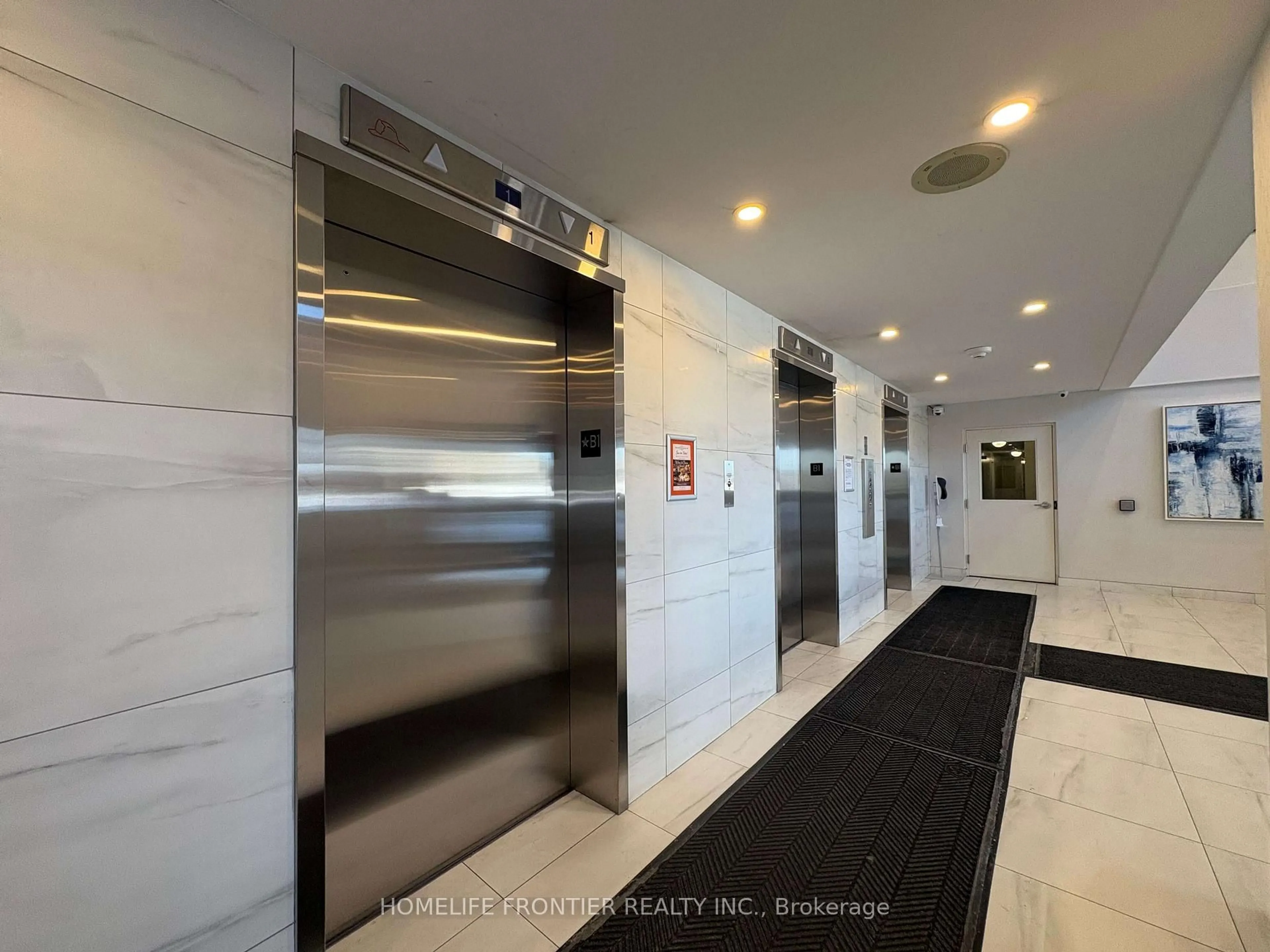 Indoor foyer for 1580 Mississauga Vly Blvd #1906, Mississauga Ontario L5A 3T8