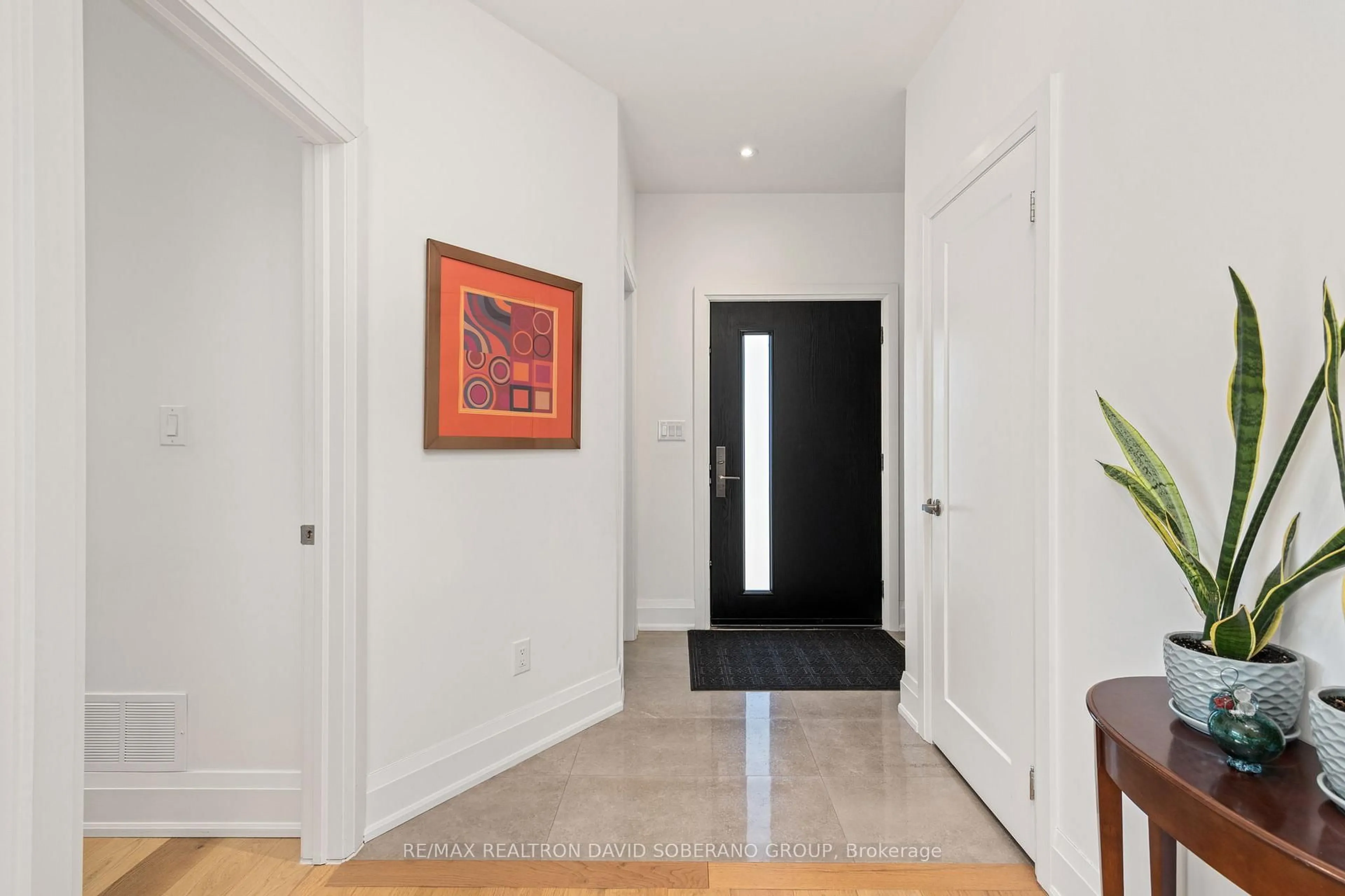 Indoor entryway for 105 Winston Park Blvd, Toronto Ontario M3K 1C4
