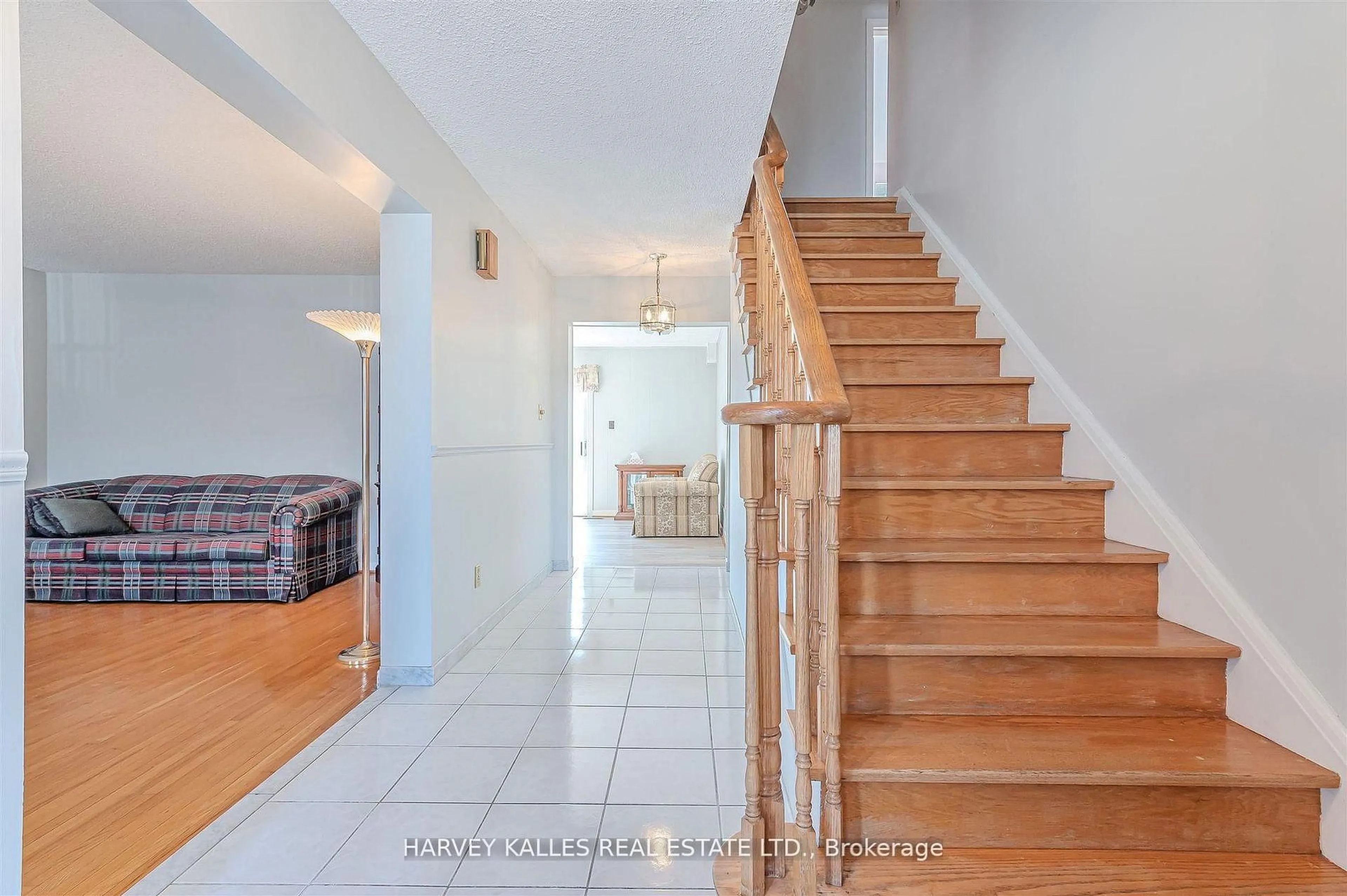 Indoor entryway for 274 Mcgill St, Mississauga Ontario L5A 1V4