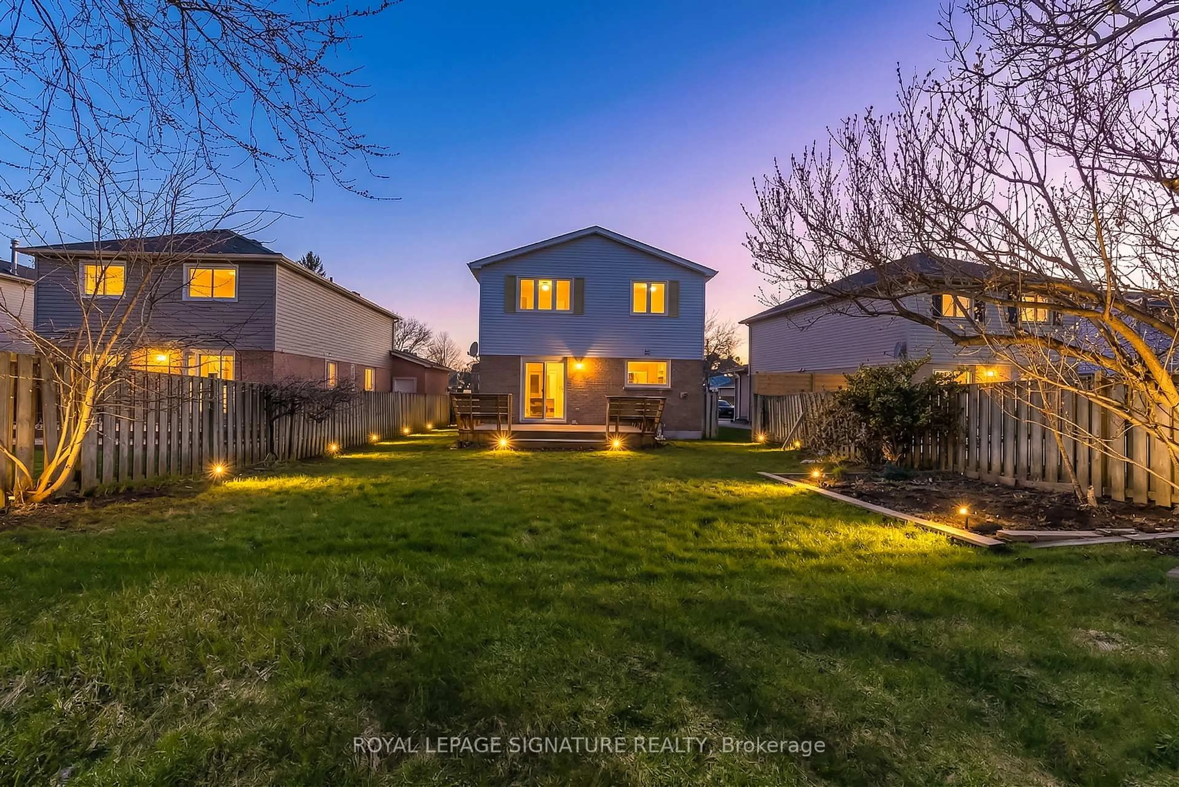 A pic from outside/outdoor area/front of a property/back of a property/a pic from drone, street for 6539 Edenwood Dr, Mississauga Ontario L5N 3H2