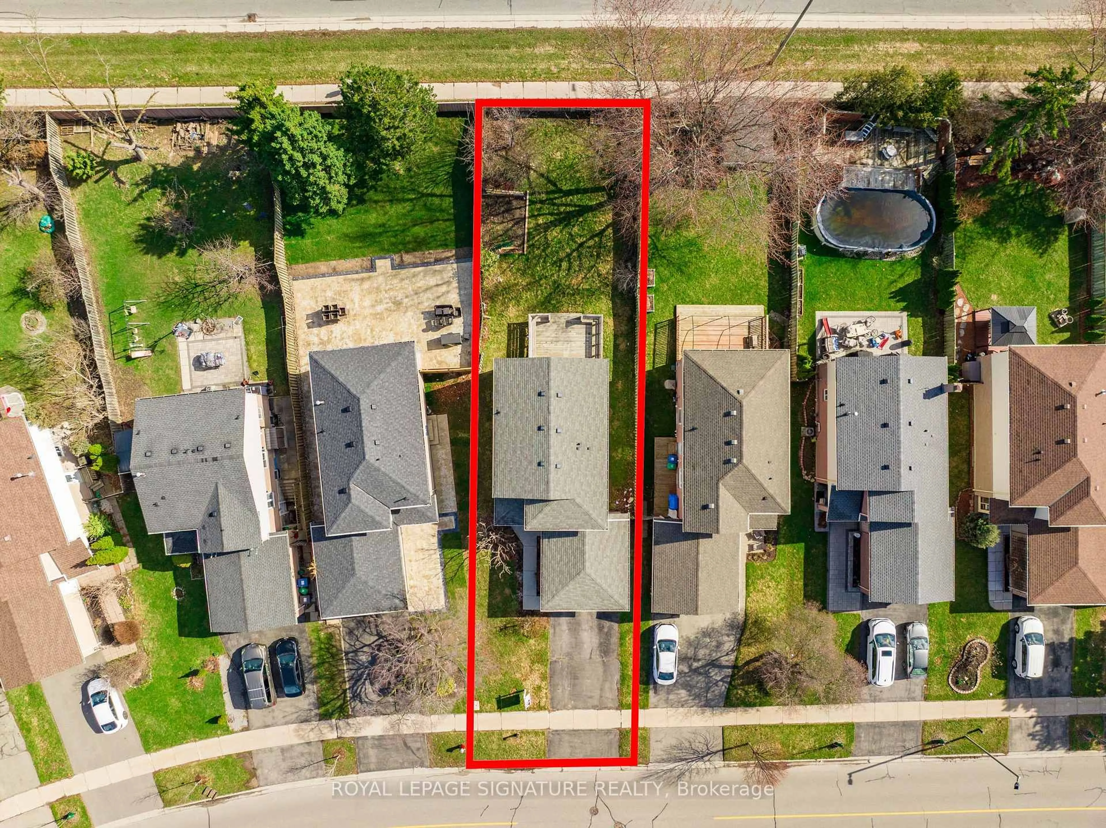 A pic from outside/outdoor area/front of a property/back of a property/a pic from drone, street for 6539 Edenwood Dr, Mississauga Ontario L5N 3H2