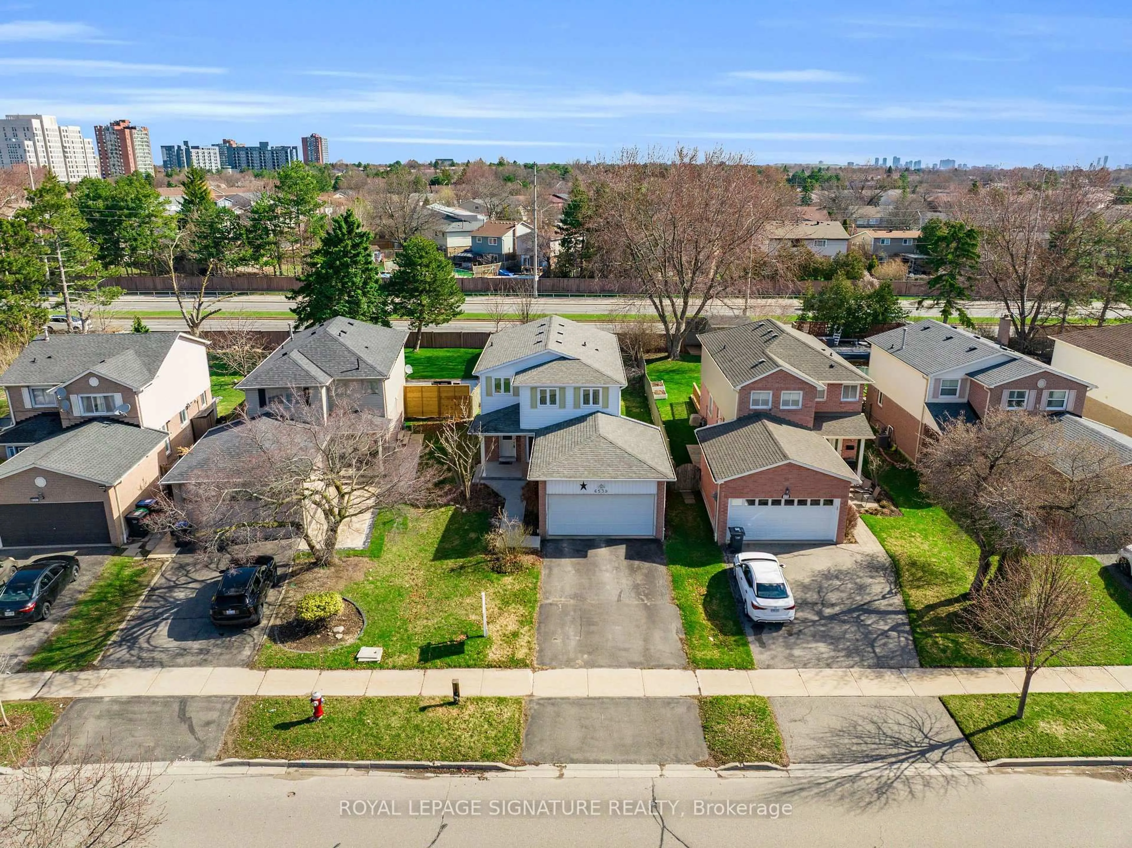 A pic from outside/outdoor area/front of a property/back of a property/a pic from drone, street for 6539 Edenwood Dr, Mississauga Ontario L5N 3H2