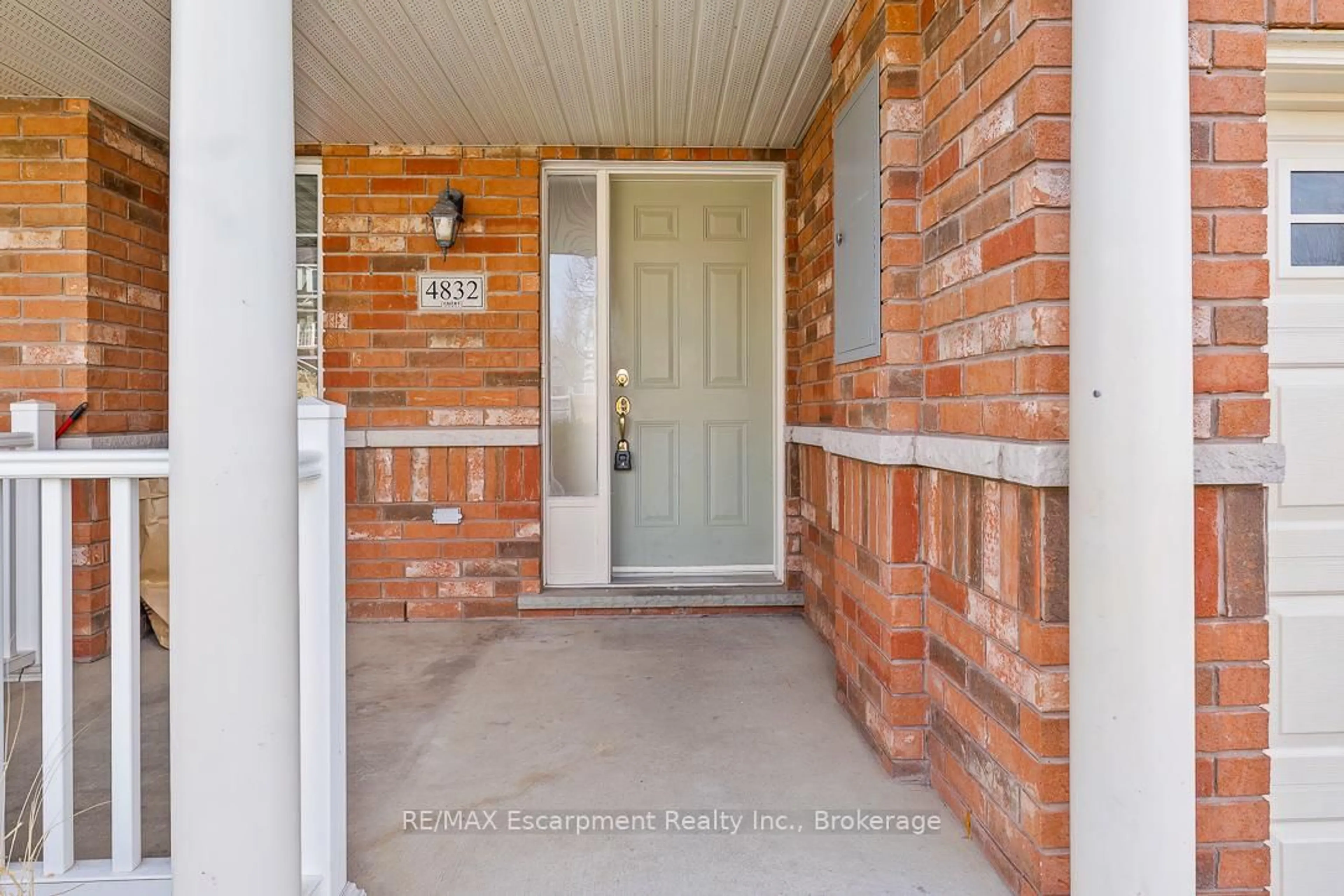 Indoor entryway for 4832 Capri Cres, Burlington Ontario L7M 0H9
