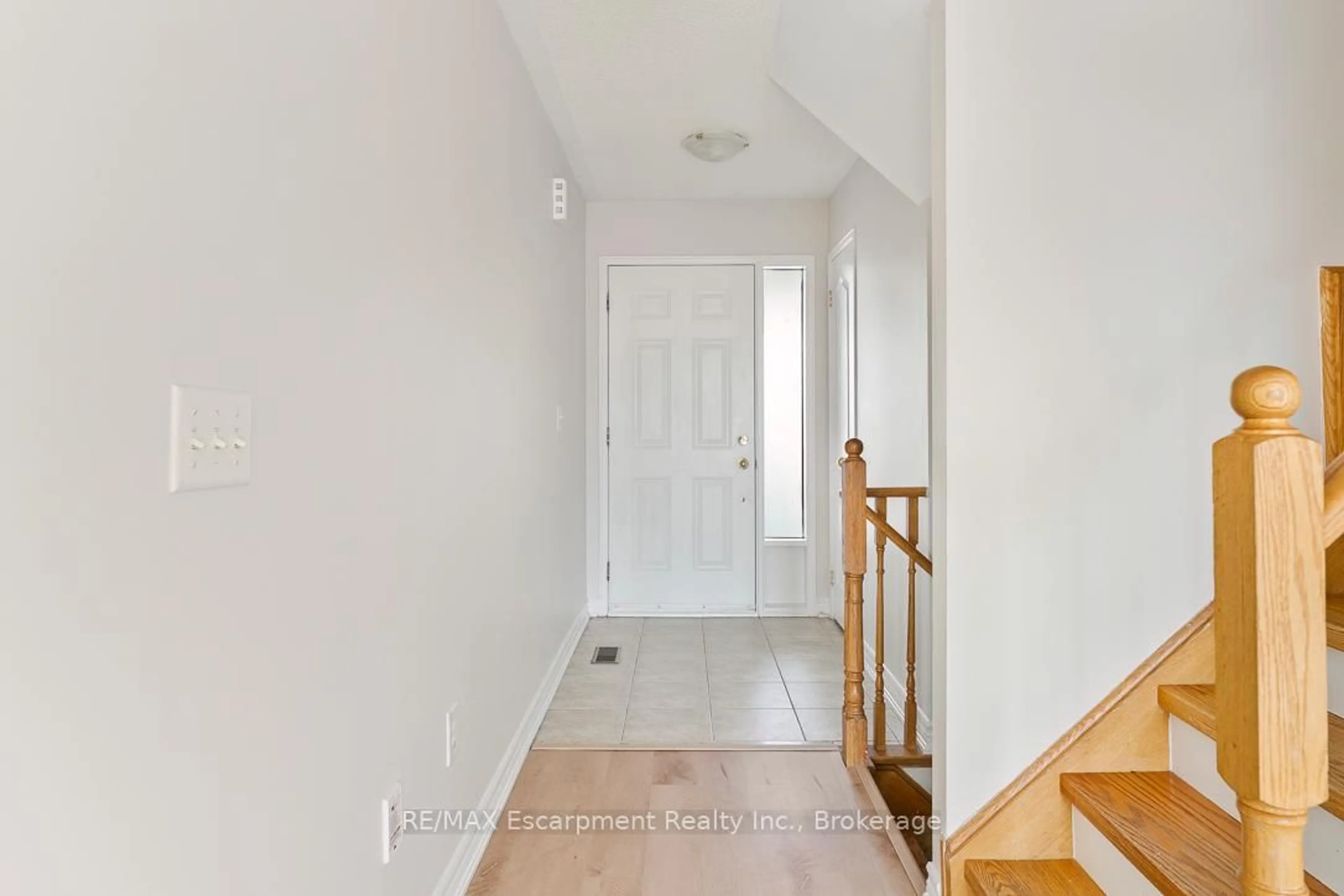 Indoor entryway for 4832 Capri Cres, Burlington Ontario L7M 0H9