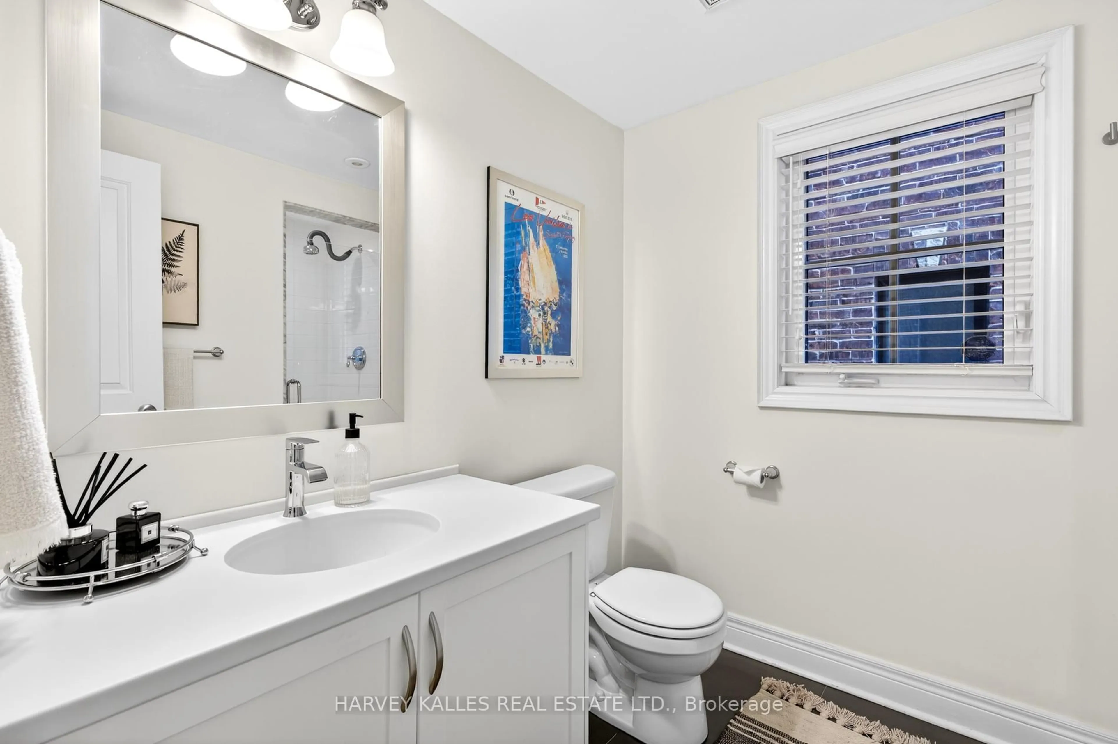 Standard bathroom, ceramic/tile floor for 1815 Pagehurst Ave, Mississauga Ontario L4X 1Y5