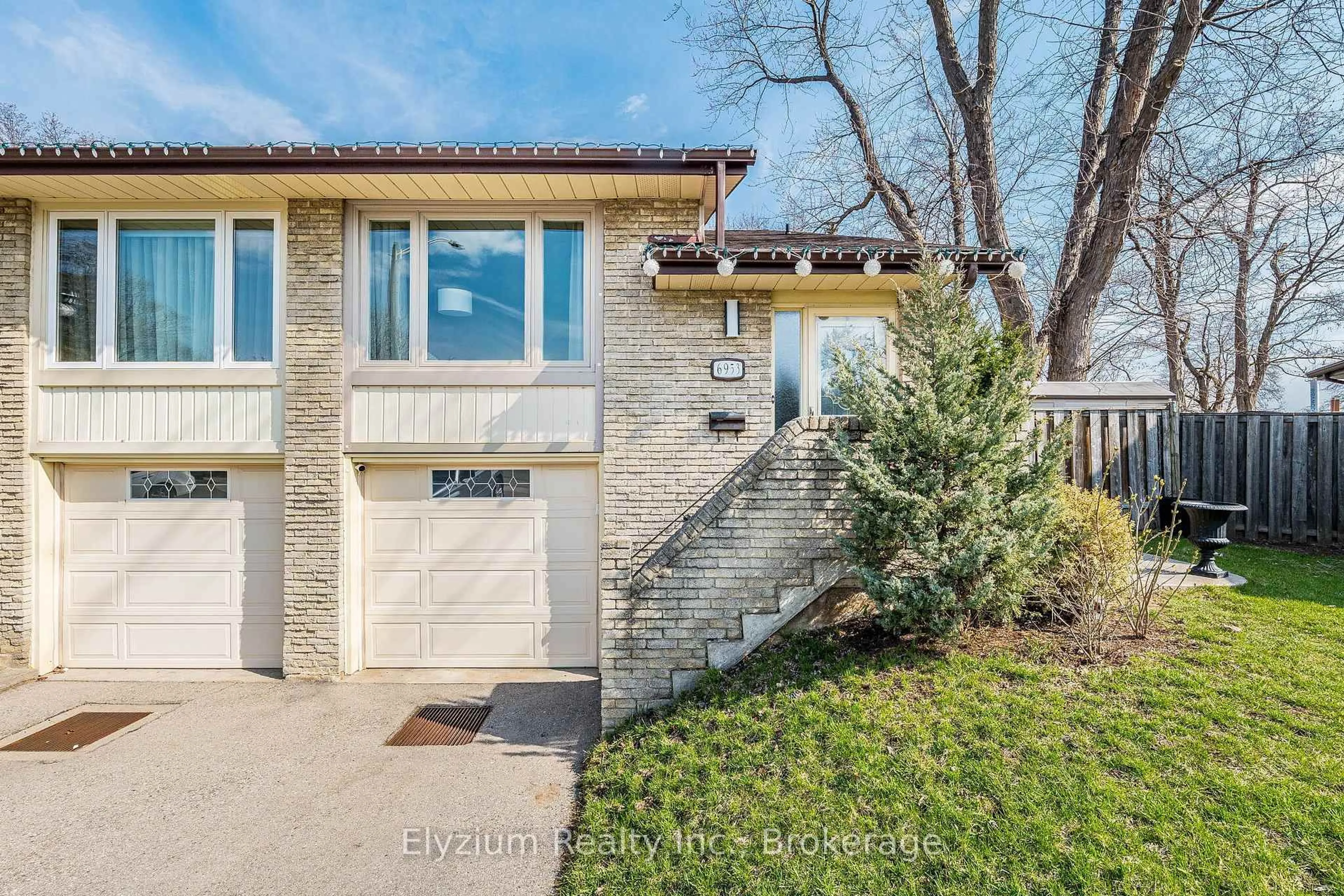 Home with brick exterior material, street for 6953 Cherbourg Gdns, Mississauga Ontario L5N 1M9