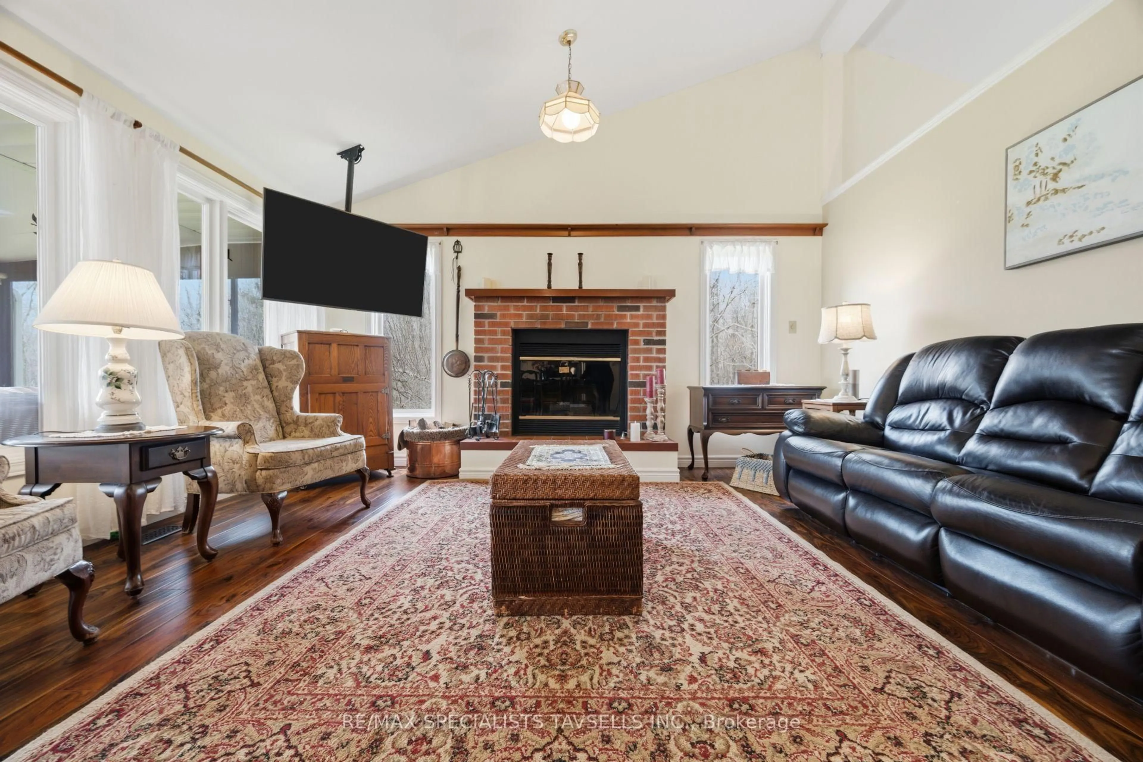 Living room with furniture, unknown for 690 Olde Base Line Rd, Caledon Ontario L7C 0H9
