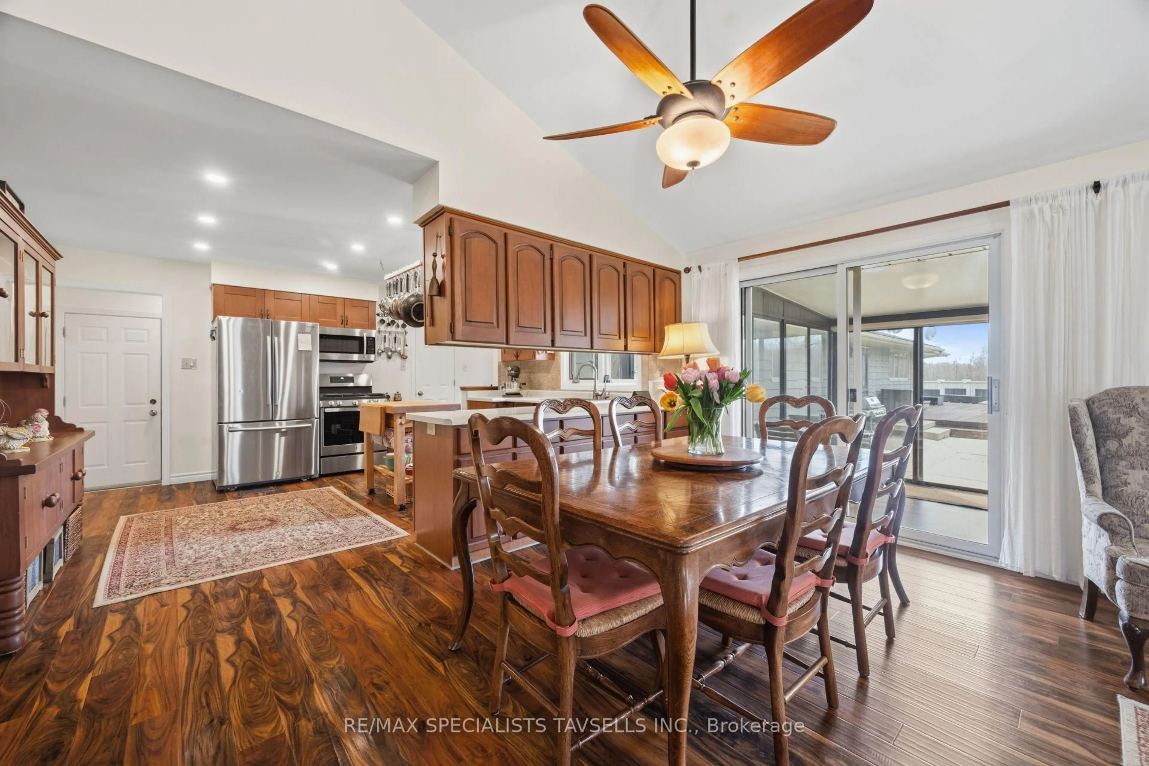 Open concept kitchen, unknown for 690 Olde Base Line Rd, Caledon Ontario L7C 0H9