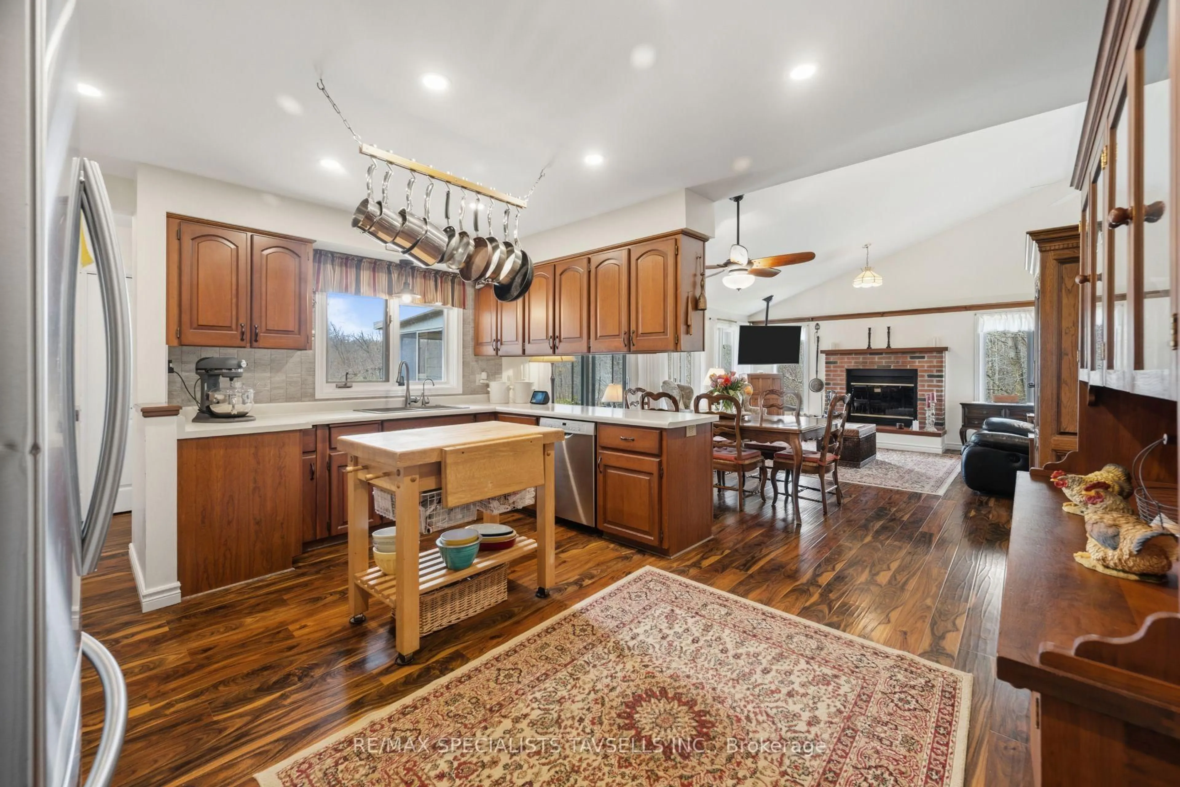 Open concept kitchen, unknown for 690 Olde Base Line Rd, Caledon Ontario L7C 0H9