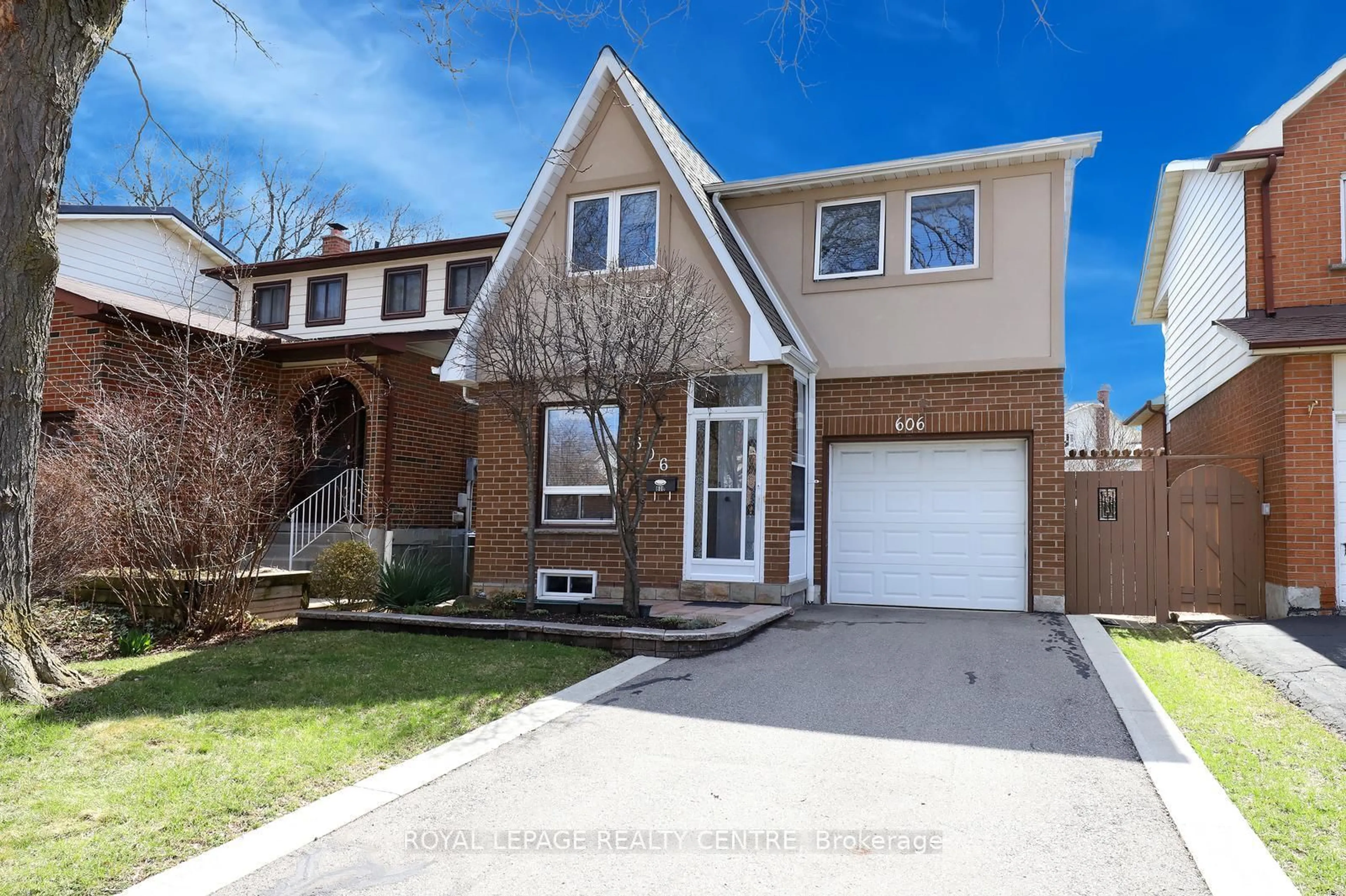 Home with brick exterior material, street for 606 Hartfordshire Lane, Mississauga Ontario L5B 2X1