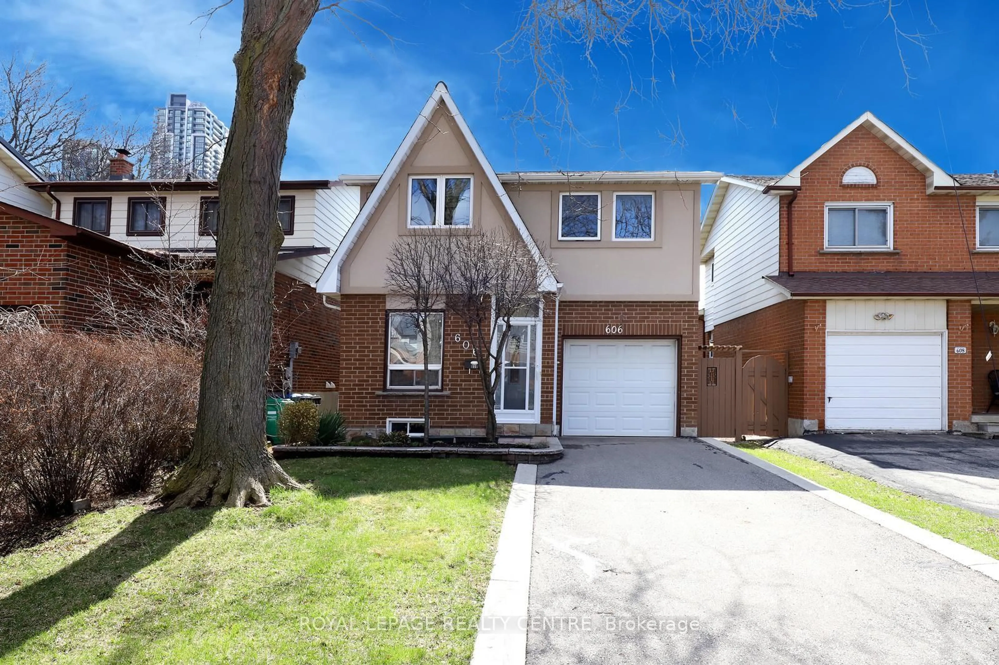 Home with brick exterior material, street for 606 Hartfordshire Lane, Mississauga Ontario L5B 2X1