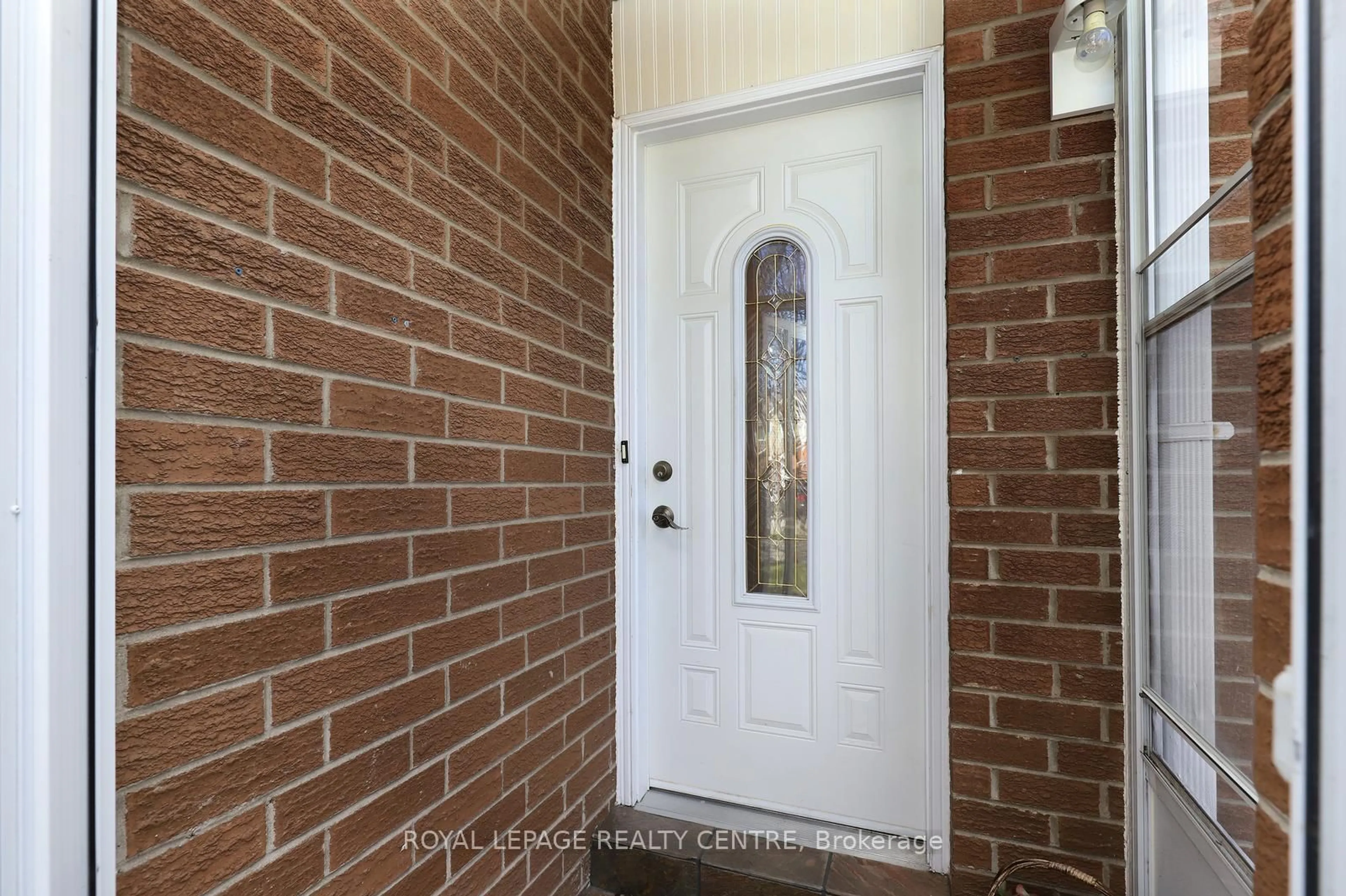 Indoor entryway for 606 Hartfordshire Lane, Mississauga Ontario L5B 2X1
