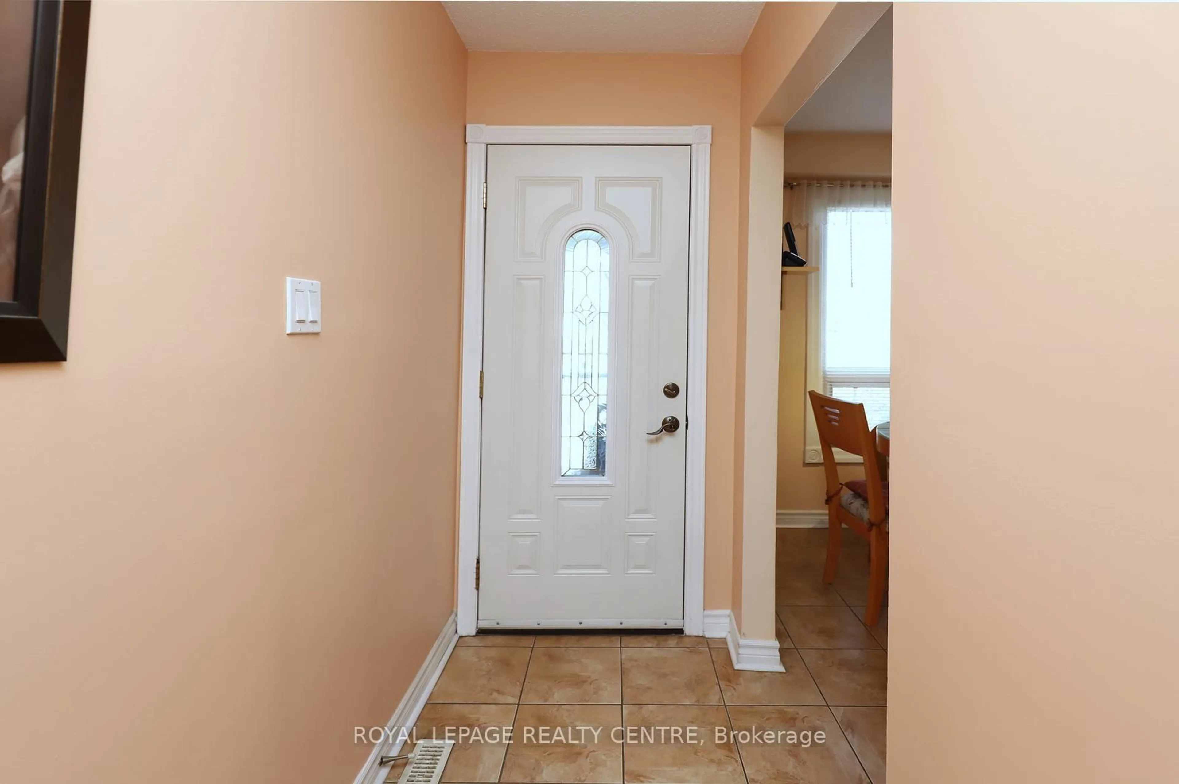 Indoor entryway for 606 Hartfordshire Lane, Mississauga Ontario L5B 2X1