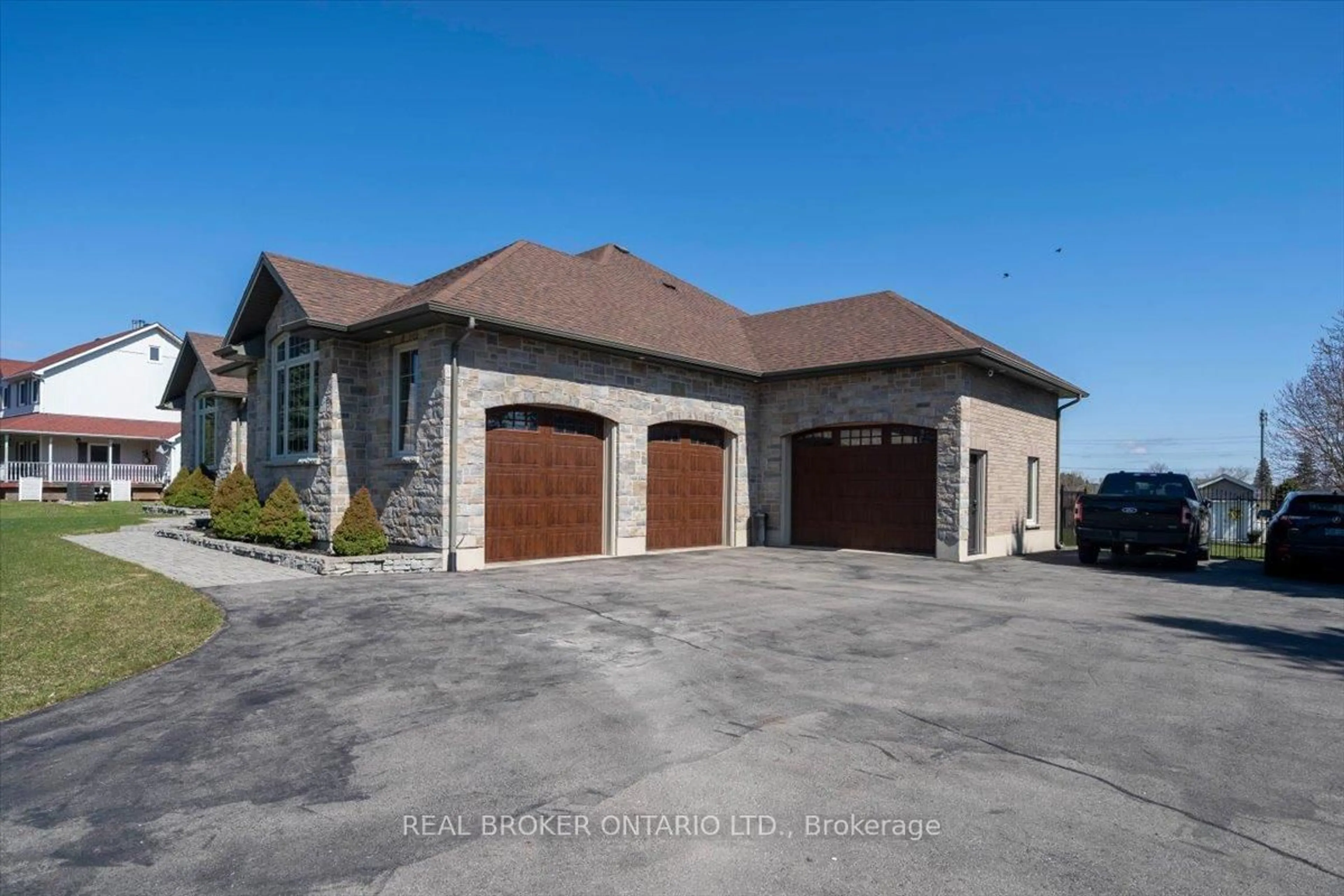 Indoor garage for 13475 Fourth Line, Halton Hills Ontario L7J 2L8