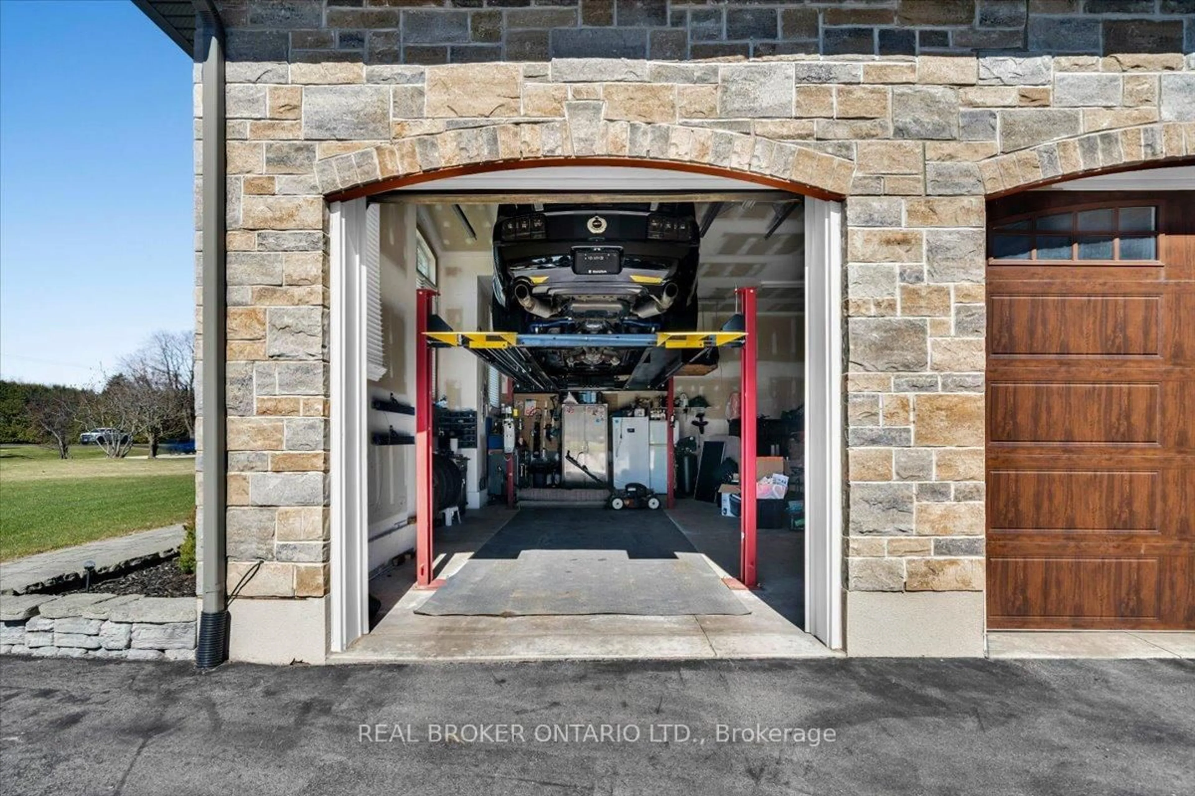 Indoor garage for 13475 Fourth Line, Halton Hills Ontario L7J 2L8