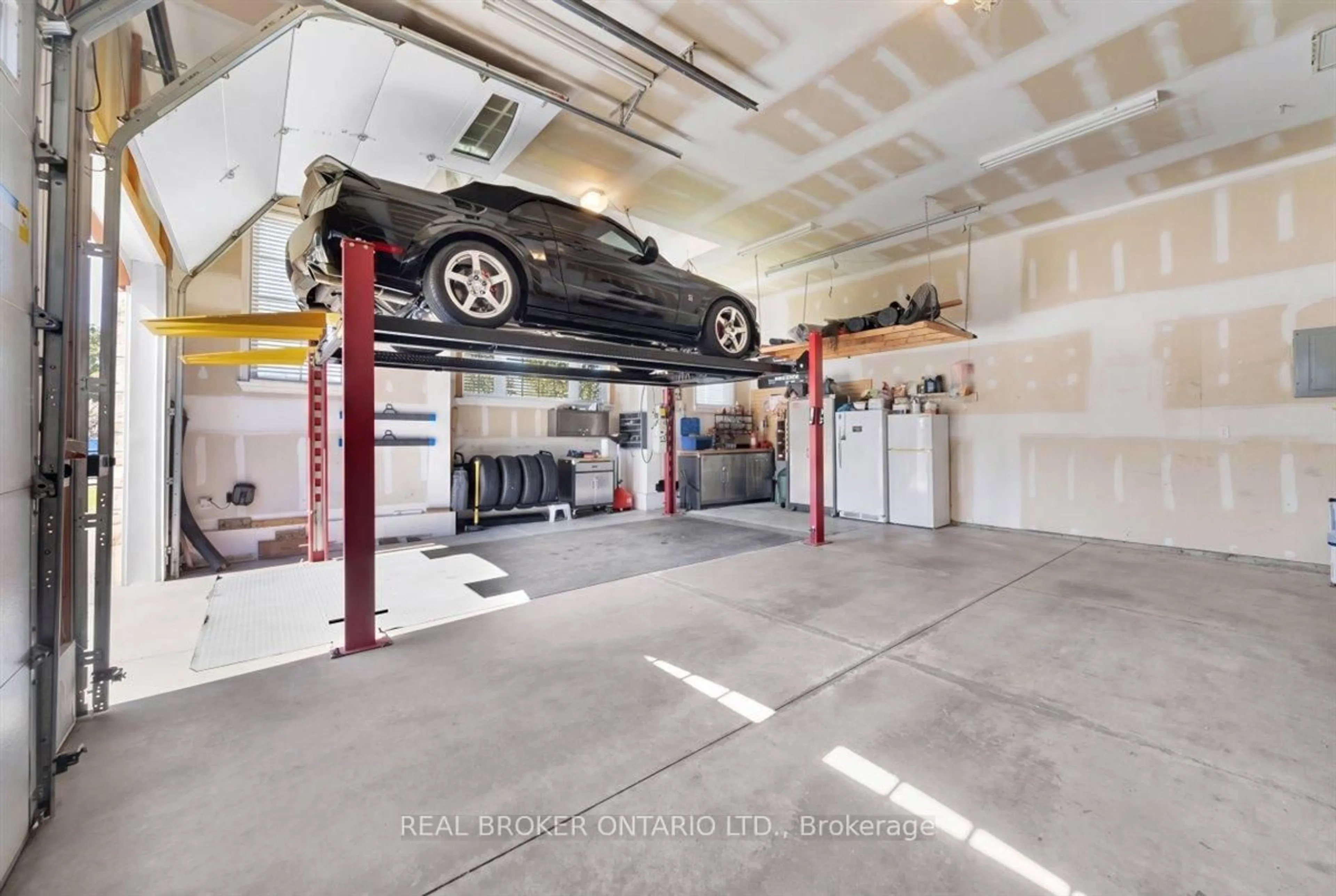 Indoor garage for 13475 Fourth Line, Halton Hills Ontario L7J 2L8