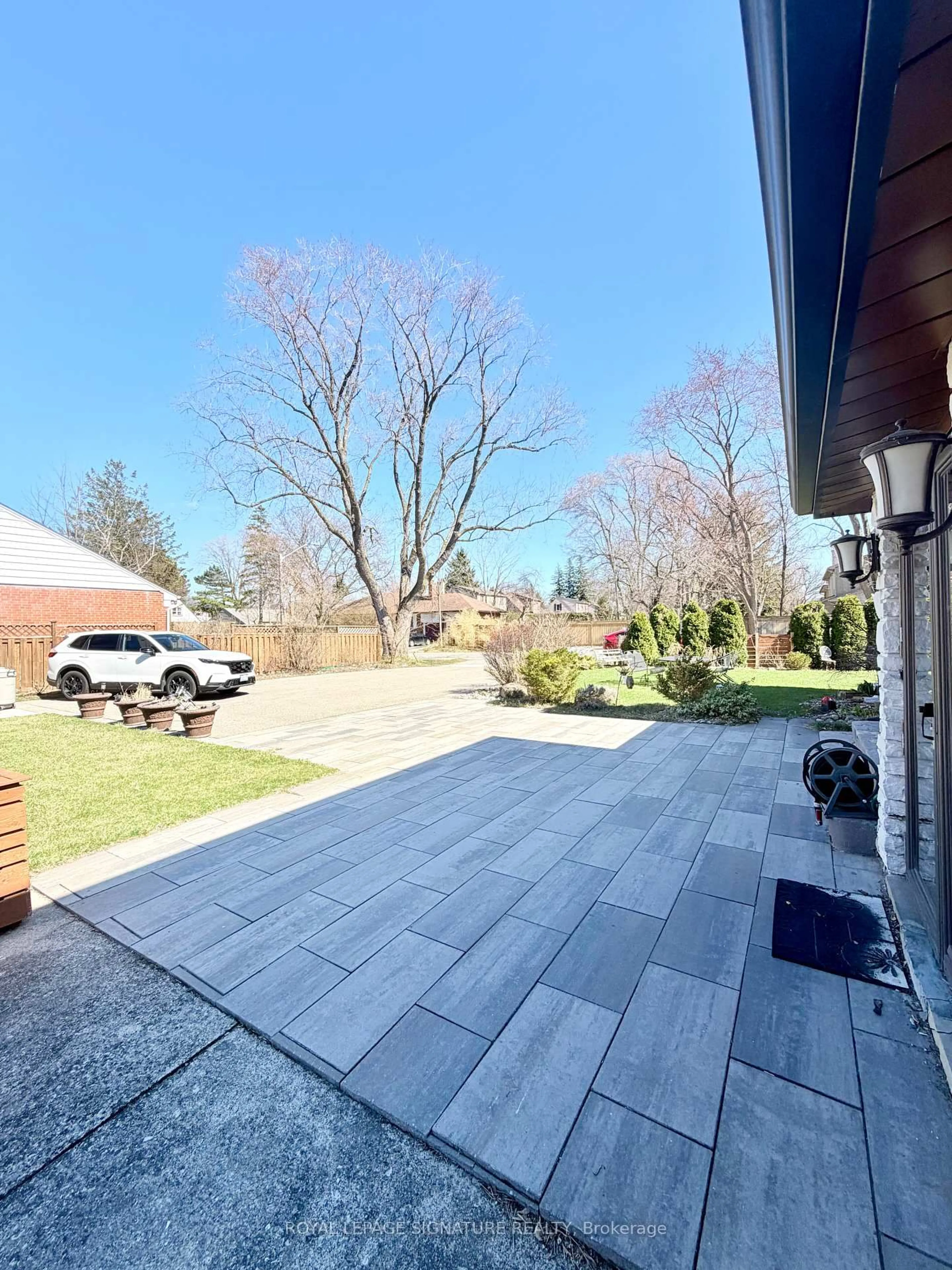 Patio, street for 2263 Harcourt Cres, Mississauga Ontario L4Y 1W3