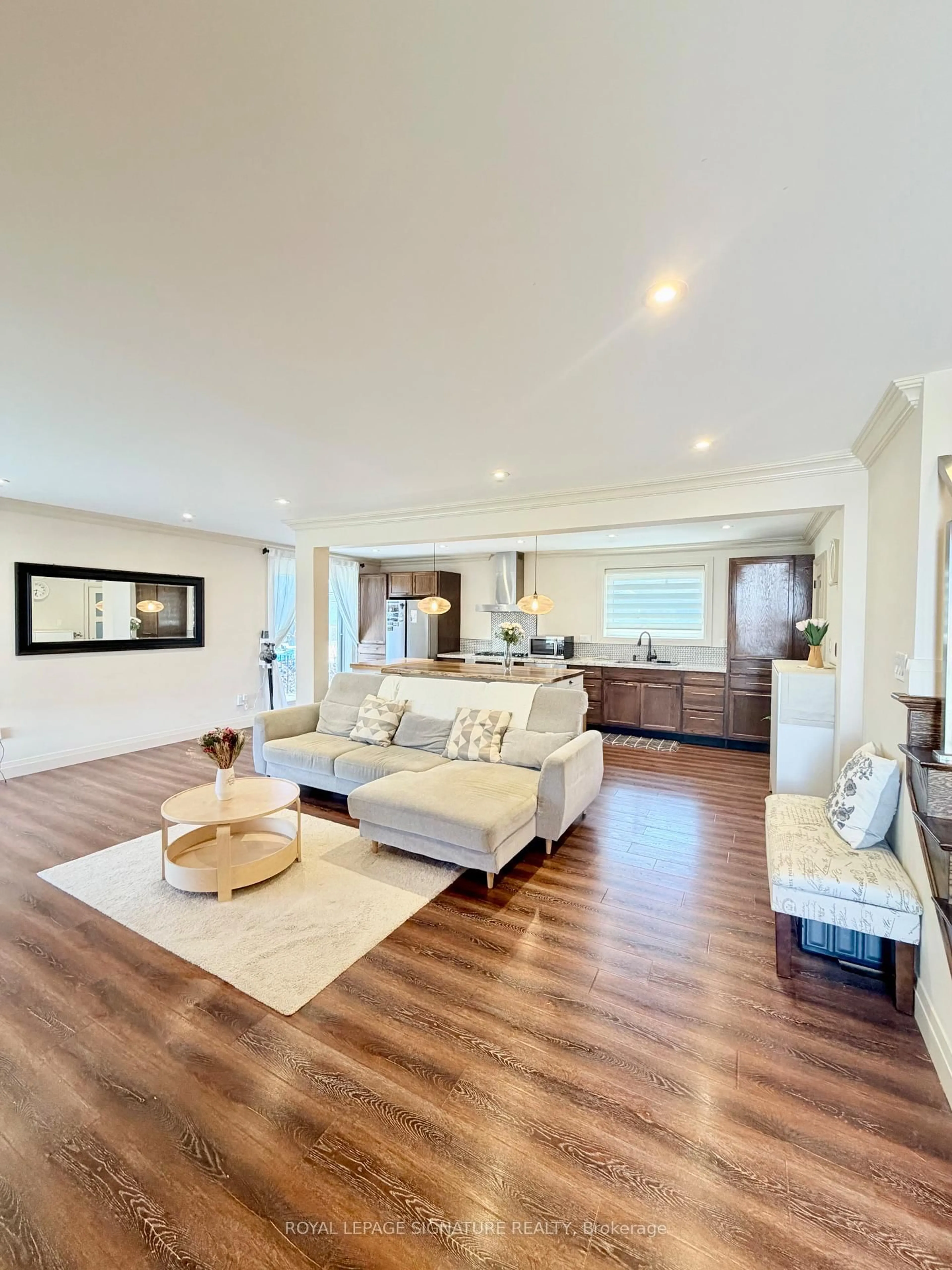 Living room with furniture, unknown for 2263 Harcourt Cres, Mississauga Ontario L4Y 1W3