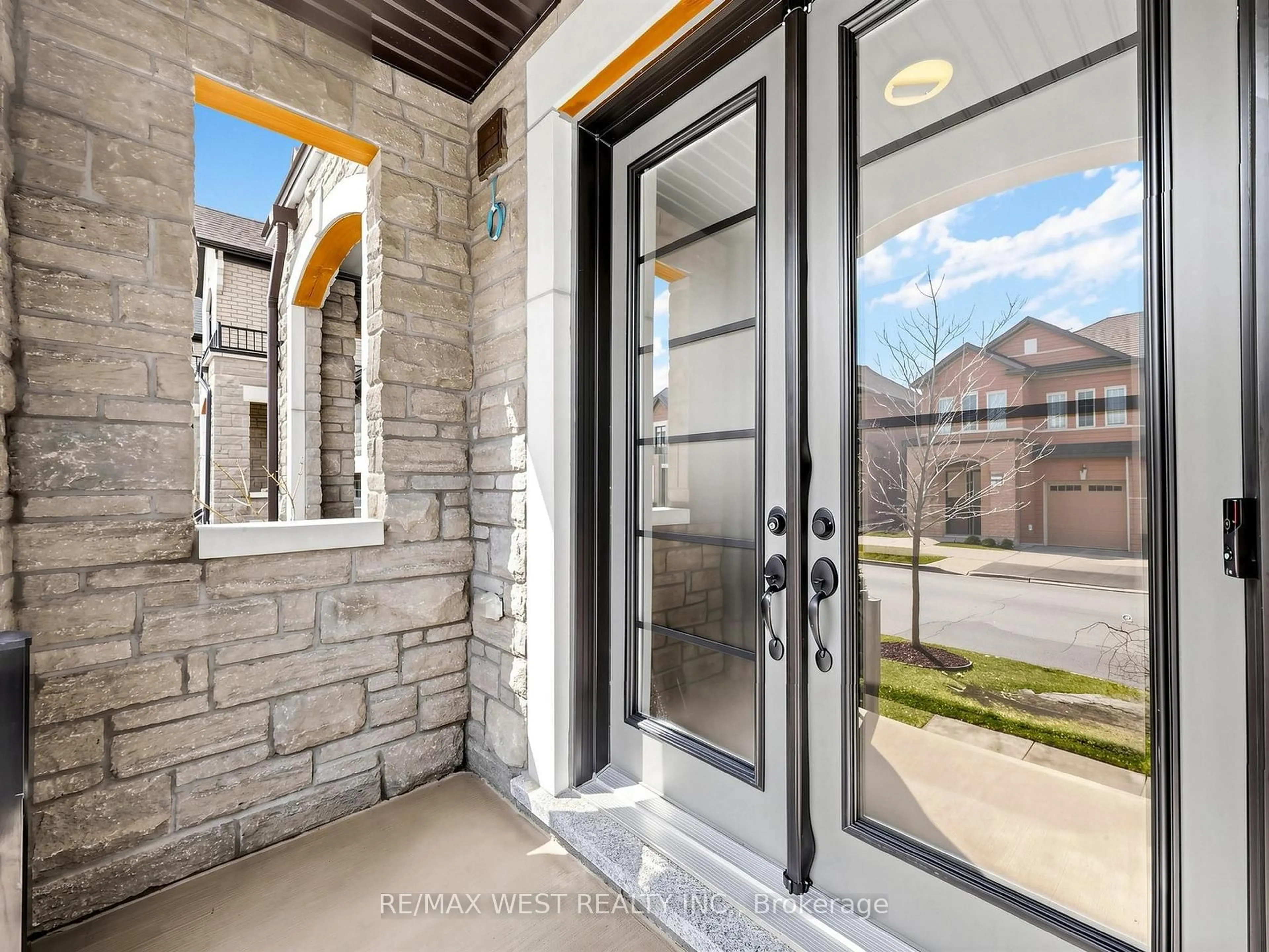 Indoor entryway for 32 Angelfish Rd, Brampton Ontario L7A 5C3