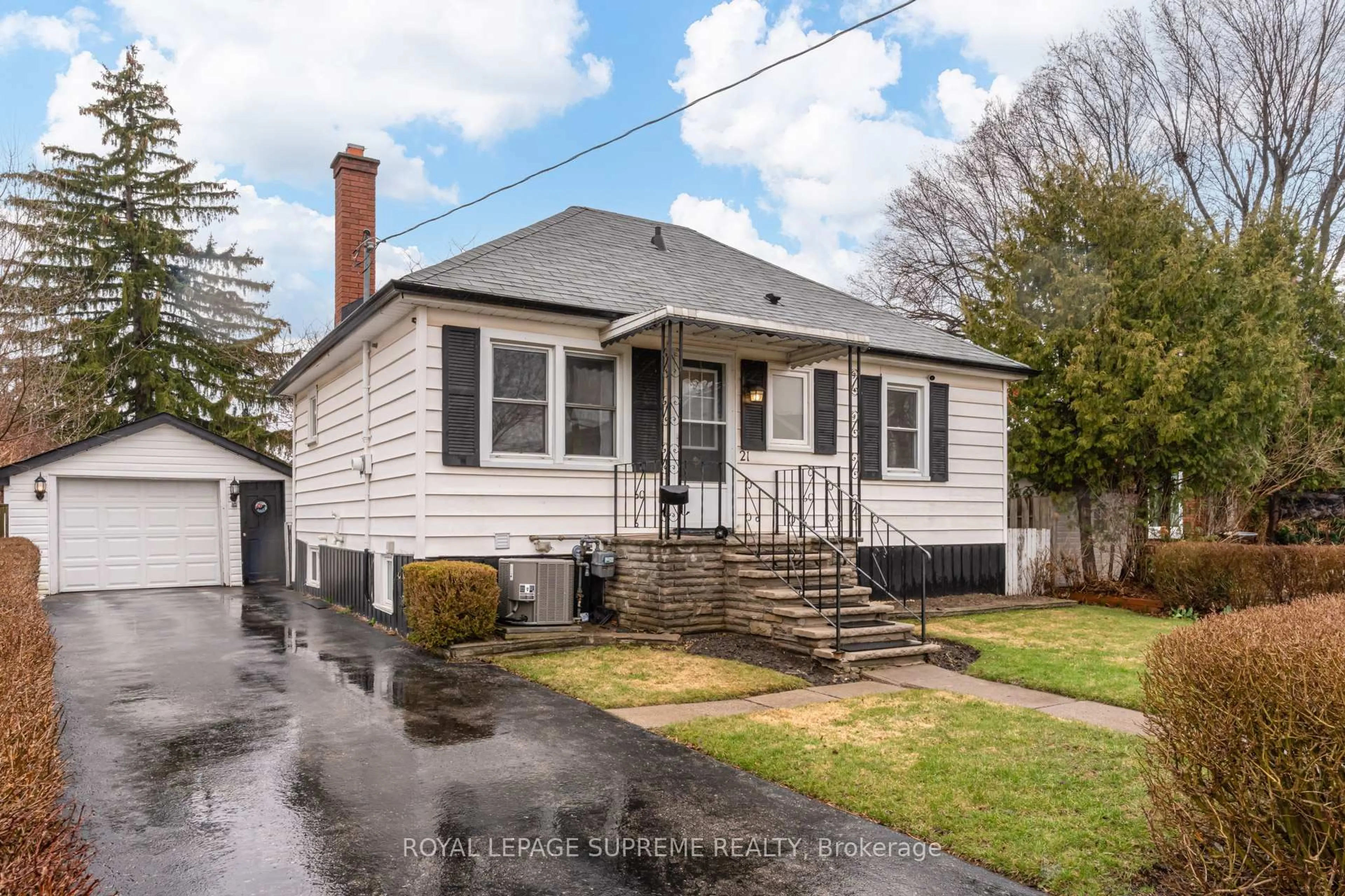 Home with vinyl exterior material, street for 21 Murray St, Brampton Ontario L6X 1R6