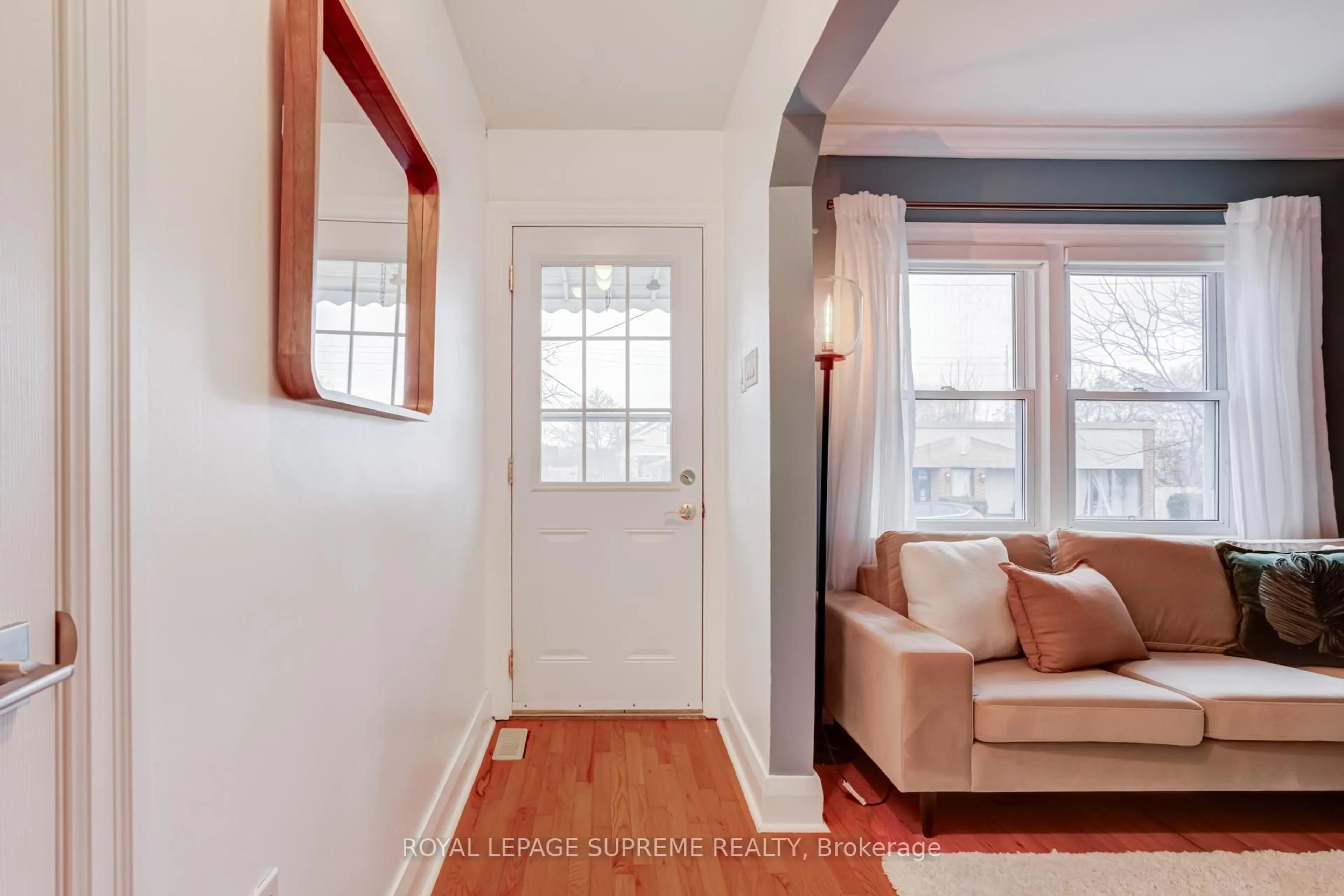 Indoor entryway for 21 Murray St, Brampton Ontario L6X 1R6