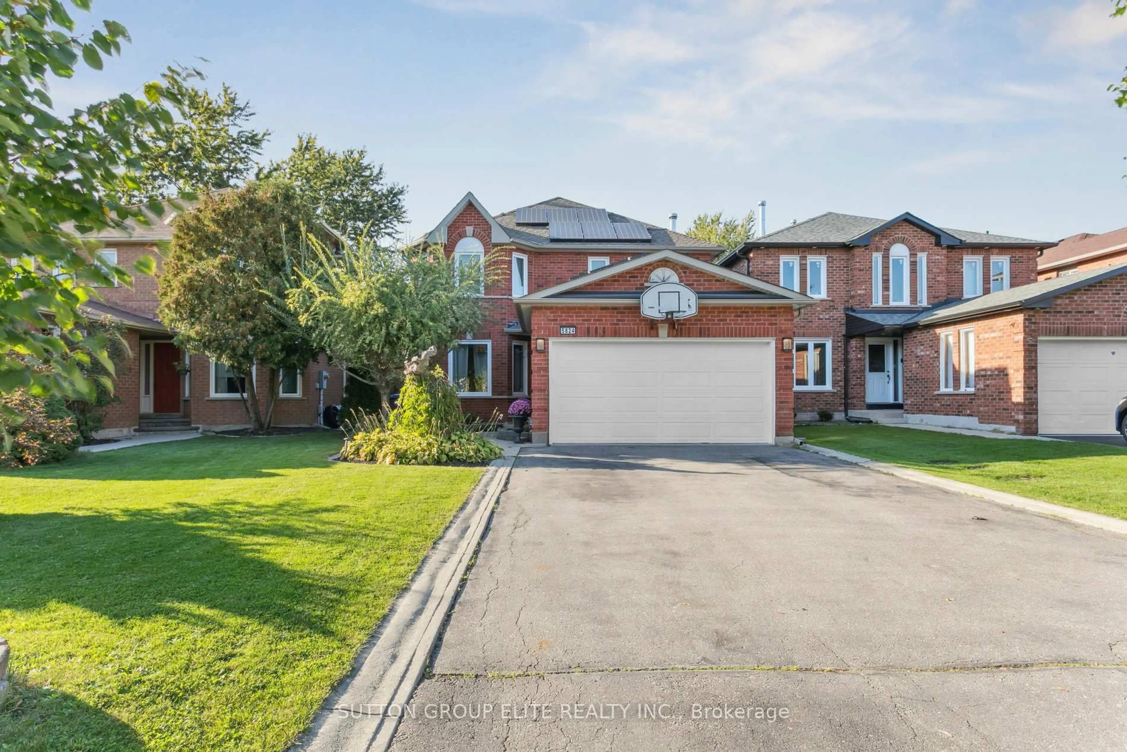A pic from outside/outdoor area/front of a property/back of a property/a pic from drone, street for 5824 Prairie Circ, Mississauga Ontario L5N 6B4