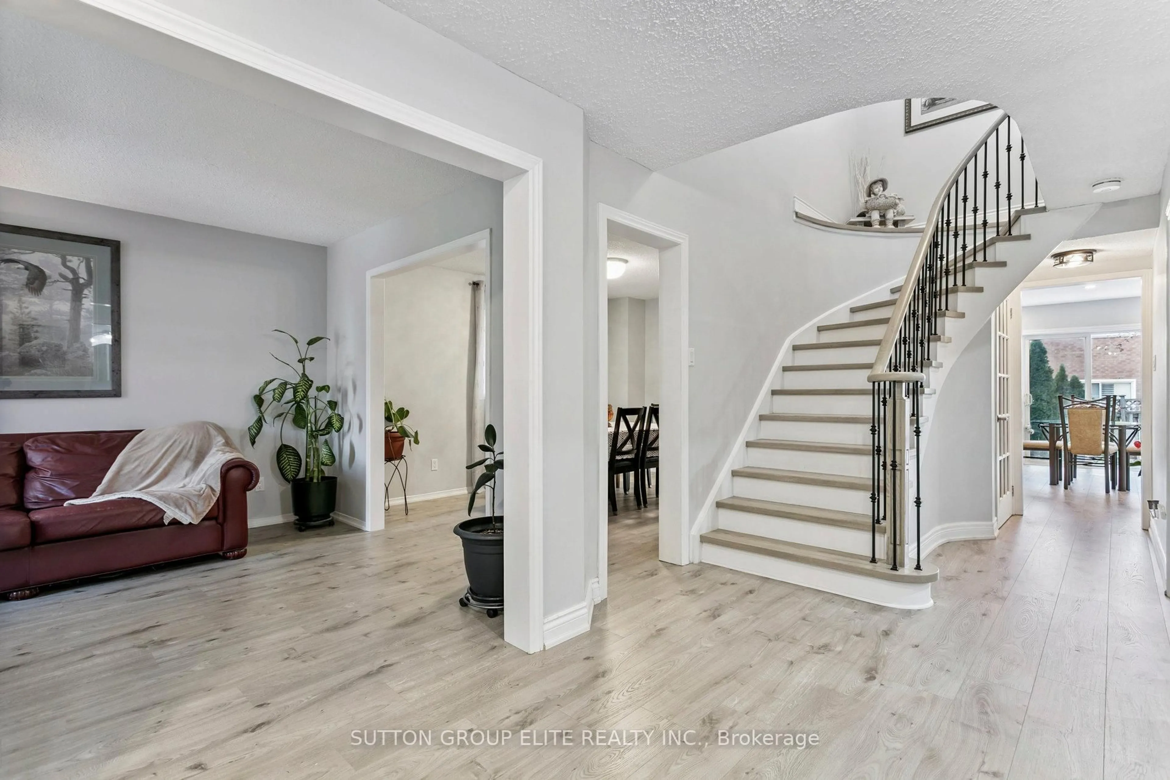 Indoor foyer for 5824 Prairie Circ, Mississauga Ontario L5N 6B4