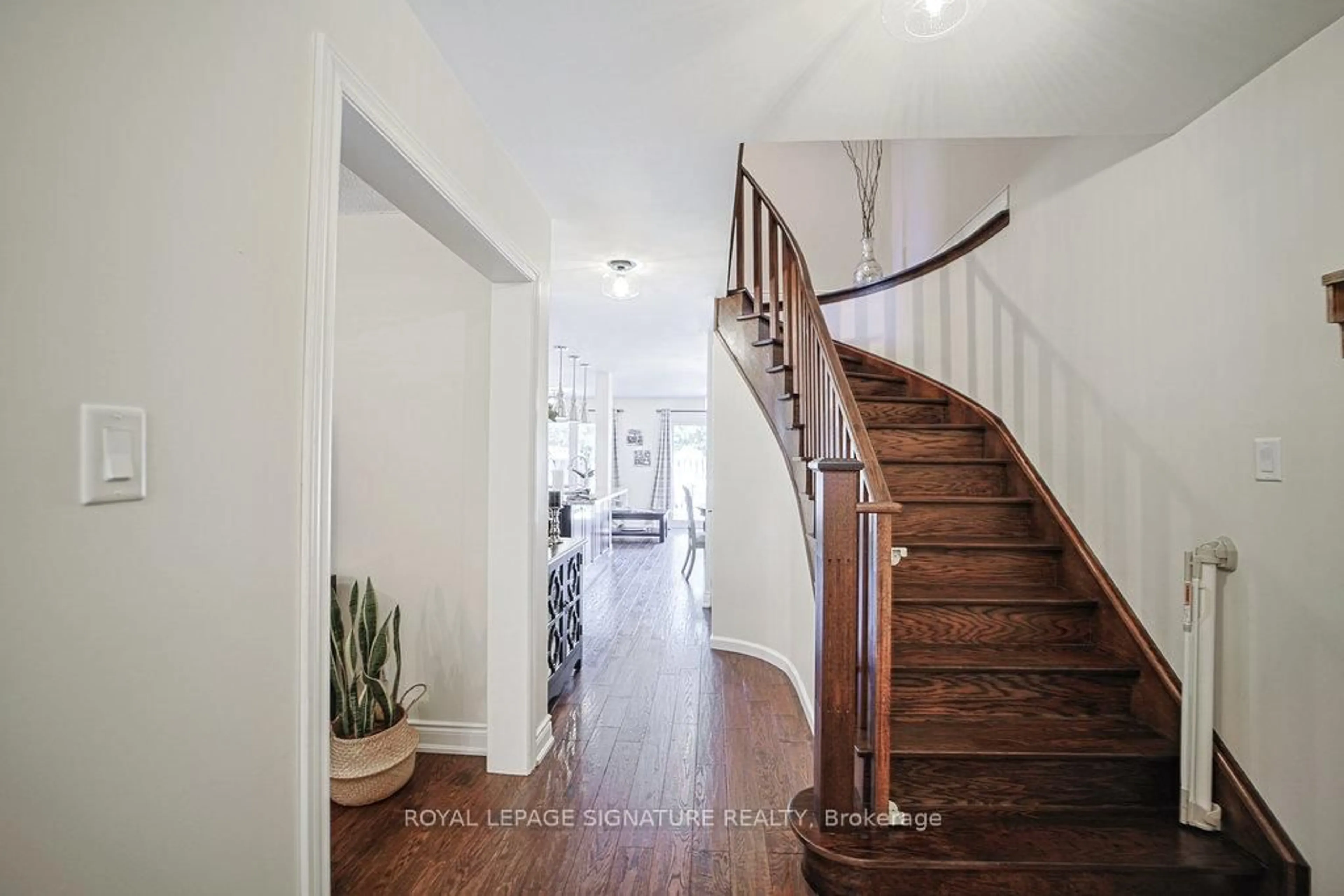 Indoor entryway for 1106 Highgate Pl, Mississauga Ontario L4W 3H4