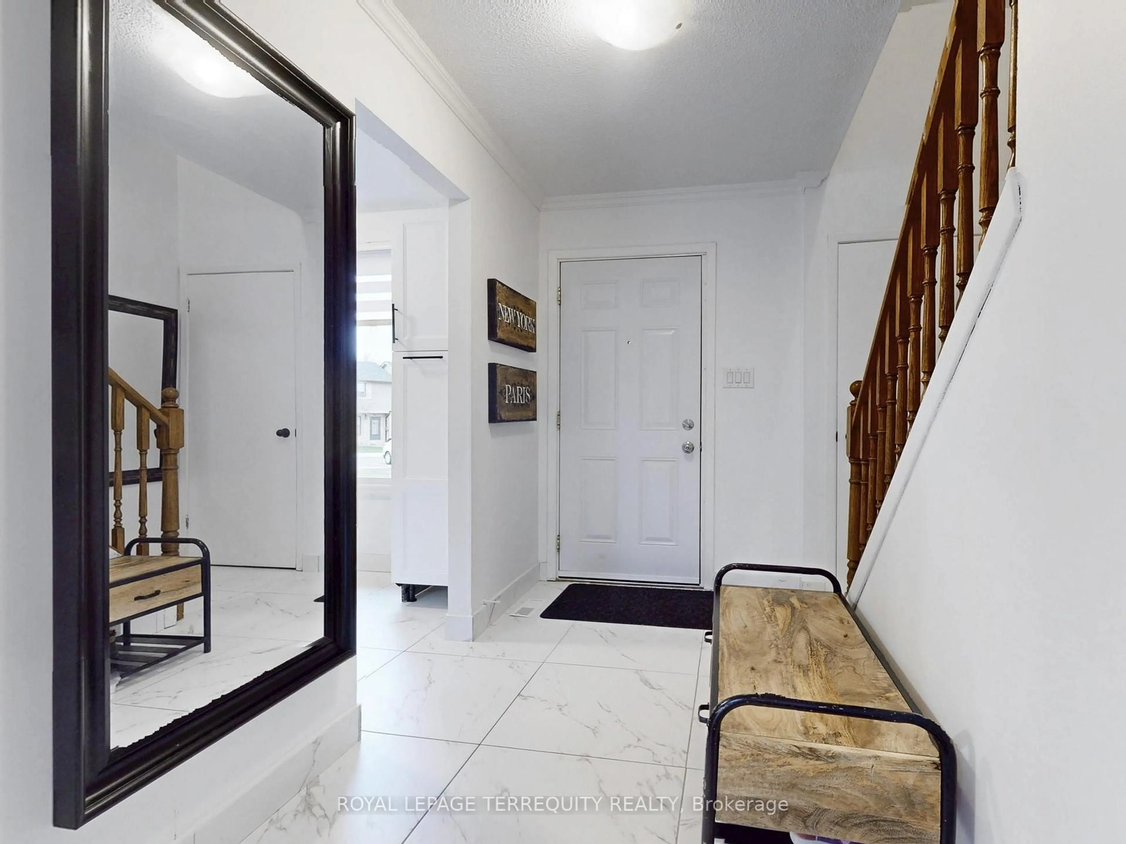 Indoor foyer for 6730 Falconer Dr #49, Mississauga Ontario L5N 1L5