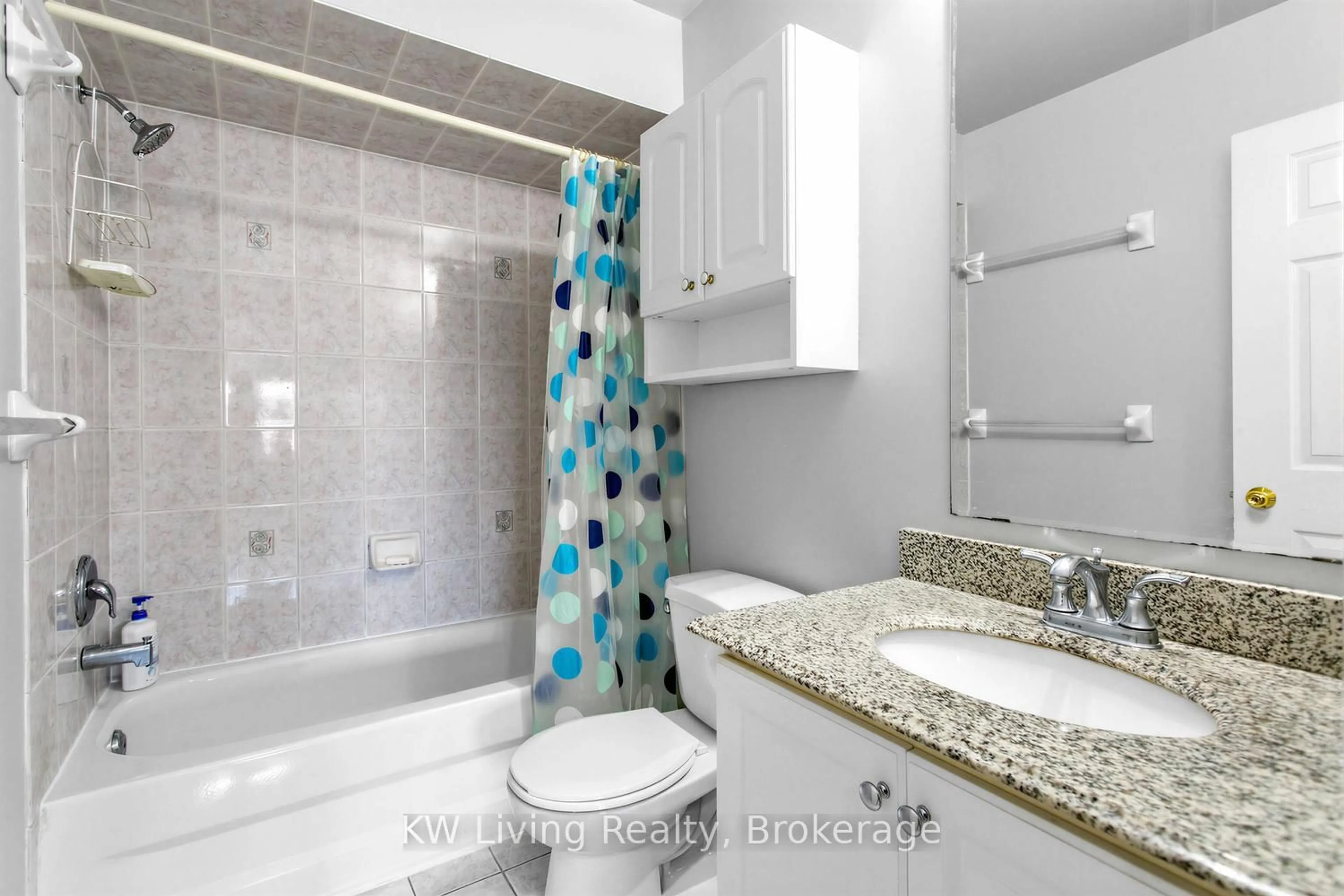 Standard bathroom, ceramic/tile floor for 660 Mirage Pl, Mississauga Ontario L5R 3Y3