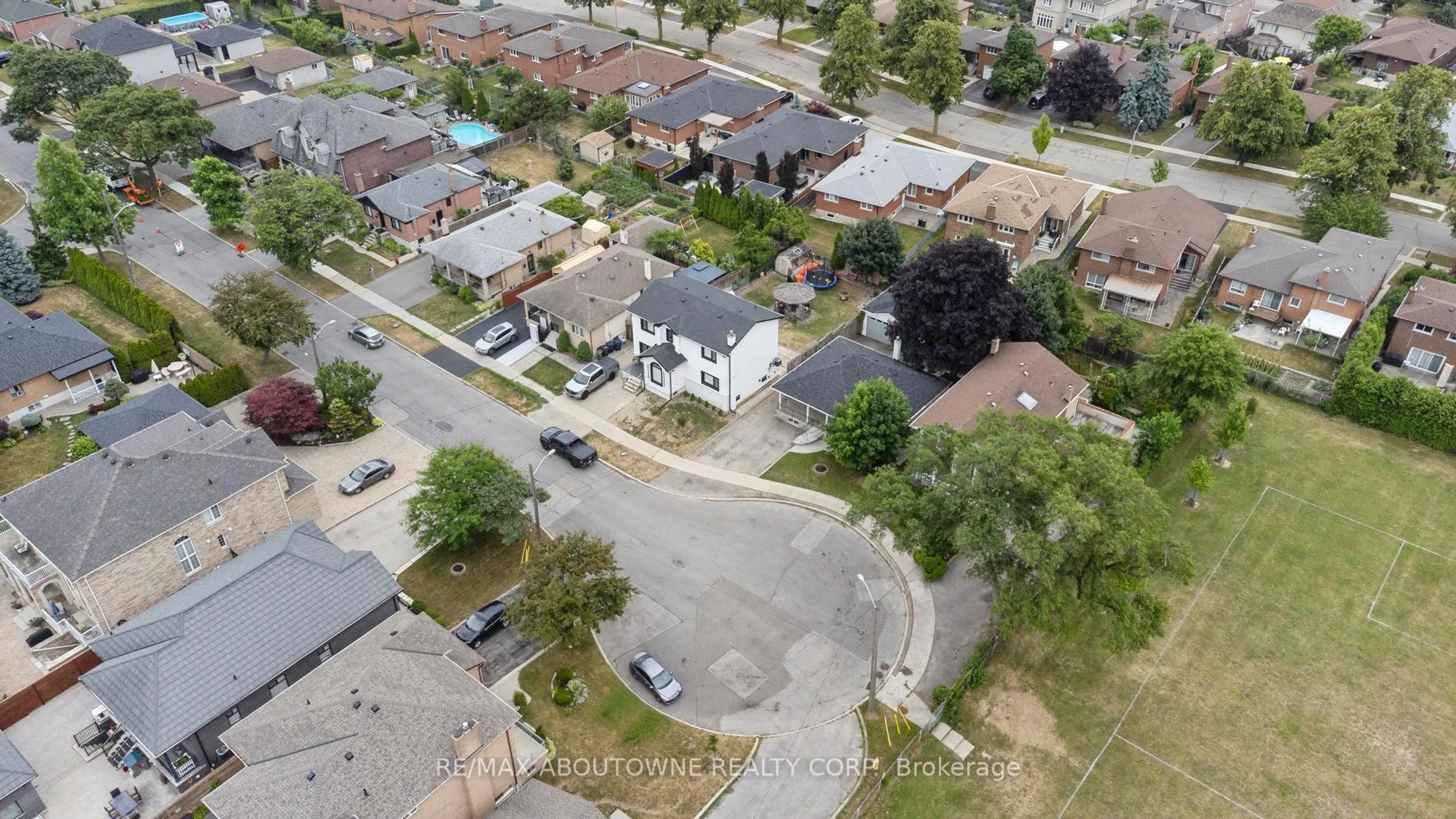 A pic from outside/outdoor area/front of a property/back of a property/a pic from drone, street for 37 Brome Rd, Toronto Ontario M6L 1T5