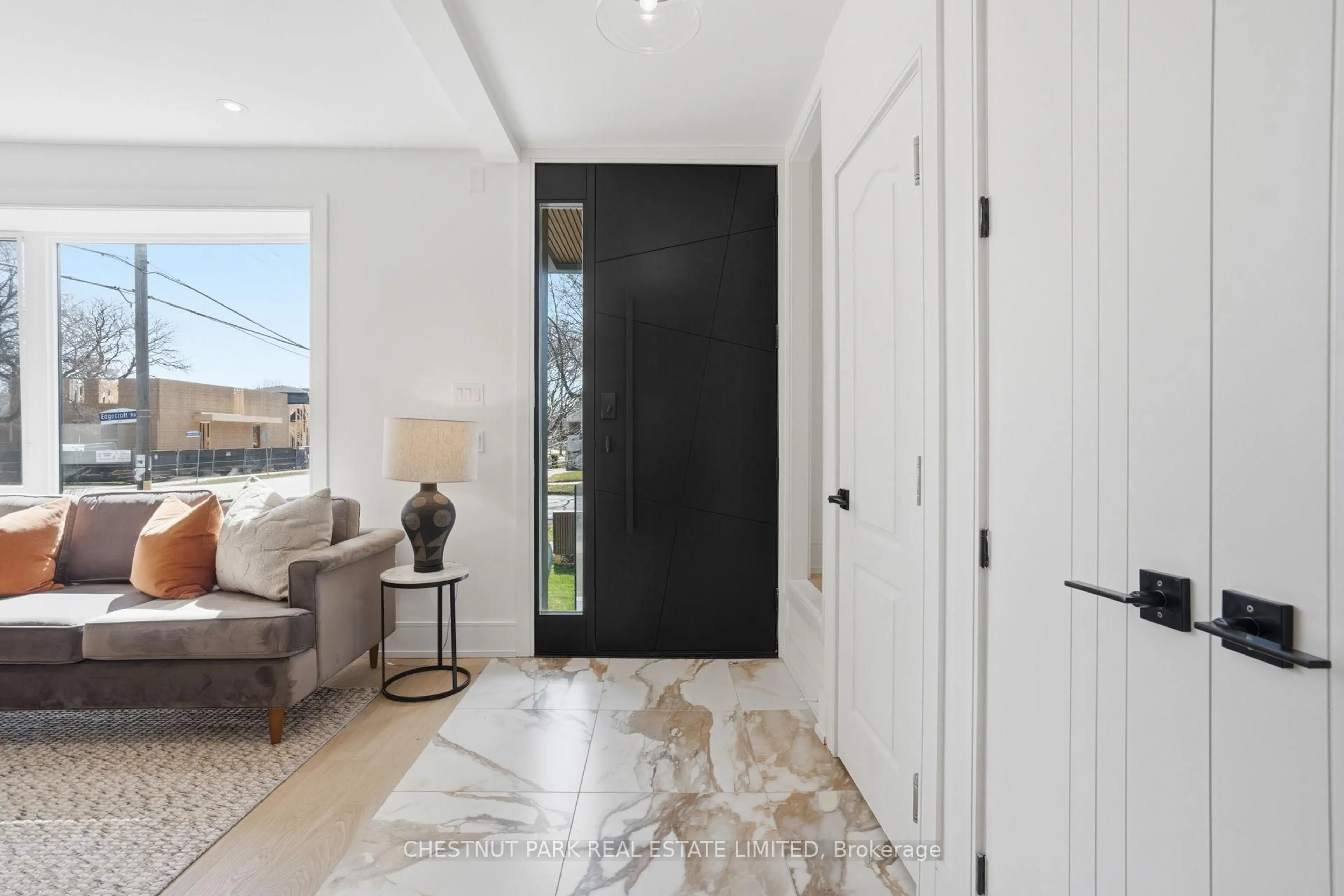 Indoor entryway for 86 Edgecroft Rd, Toronto Ontario M8Z 2C3