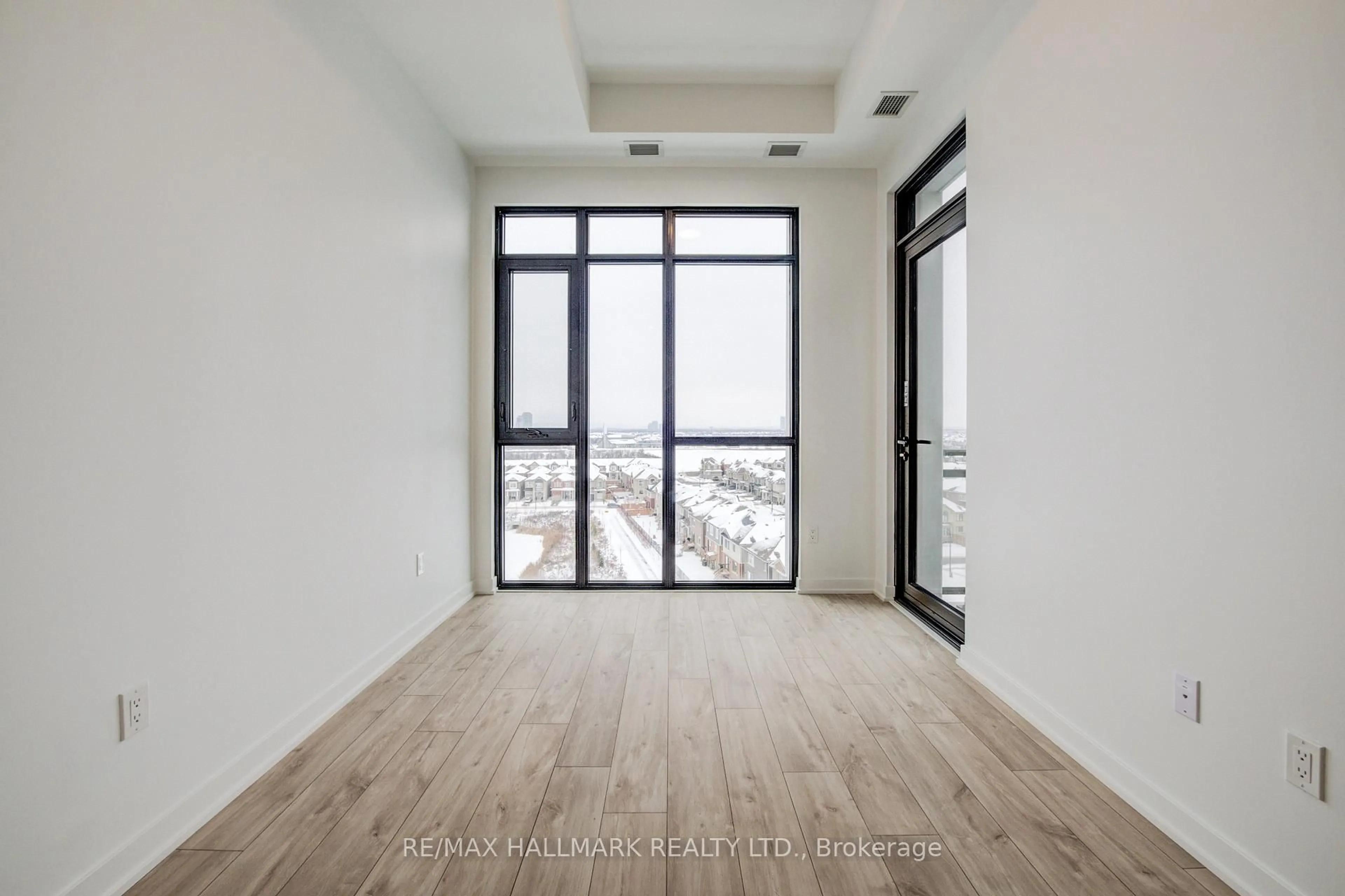Indoor foyer for 720 Whitlock Ave #816, Milton Ontario L9E 1S2